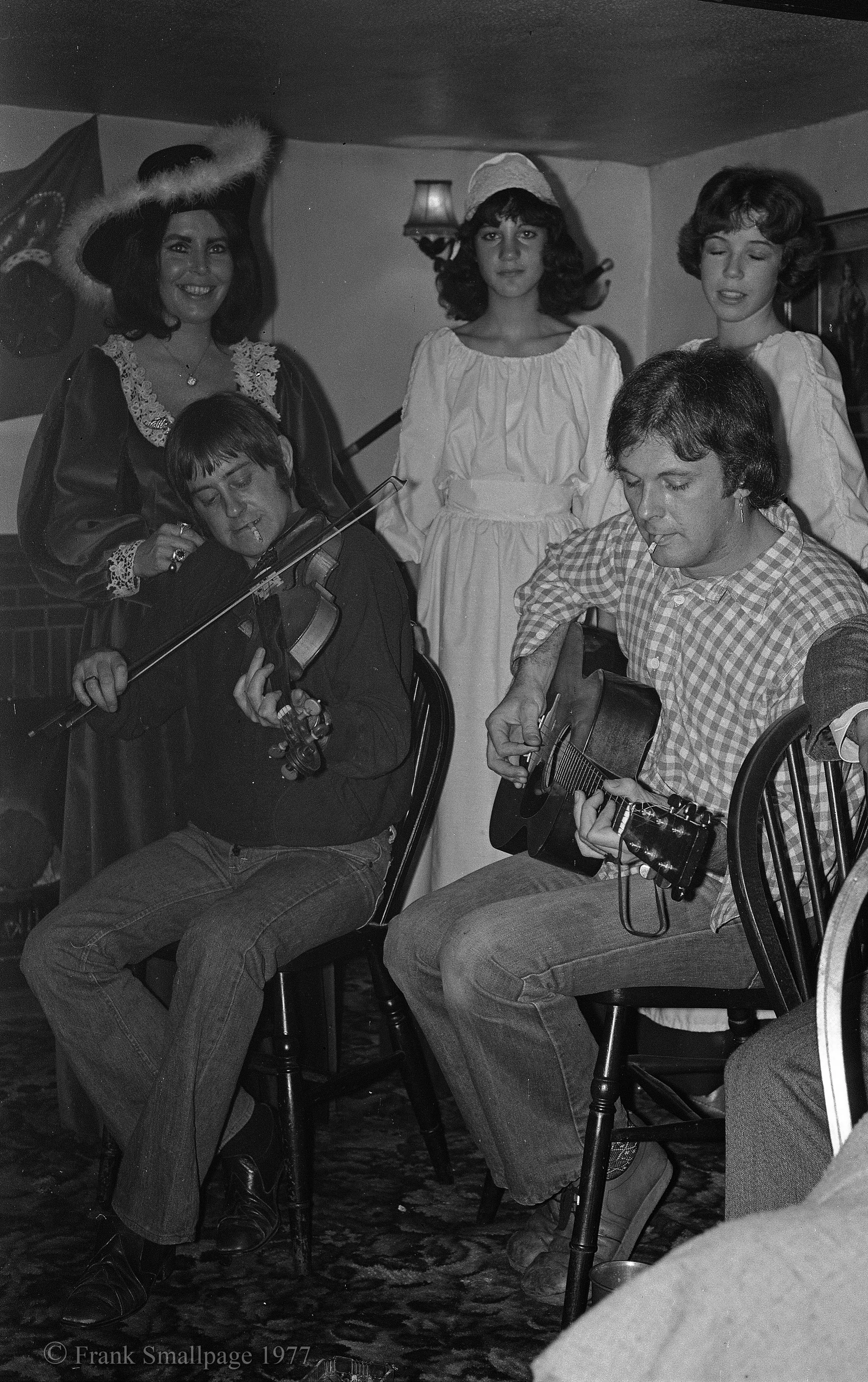 img239 1977 - dave Swarbrick and Dave Pegg - Fairport at Red Lion - Cropredy copy.jpg