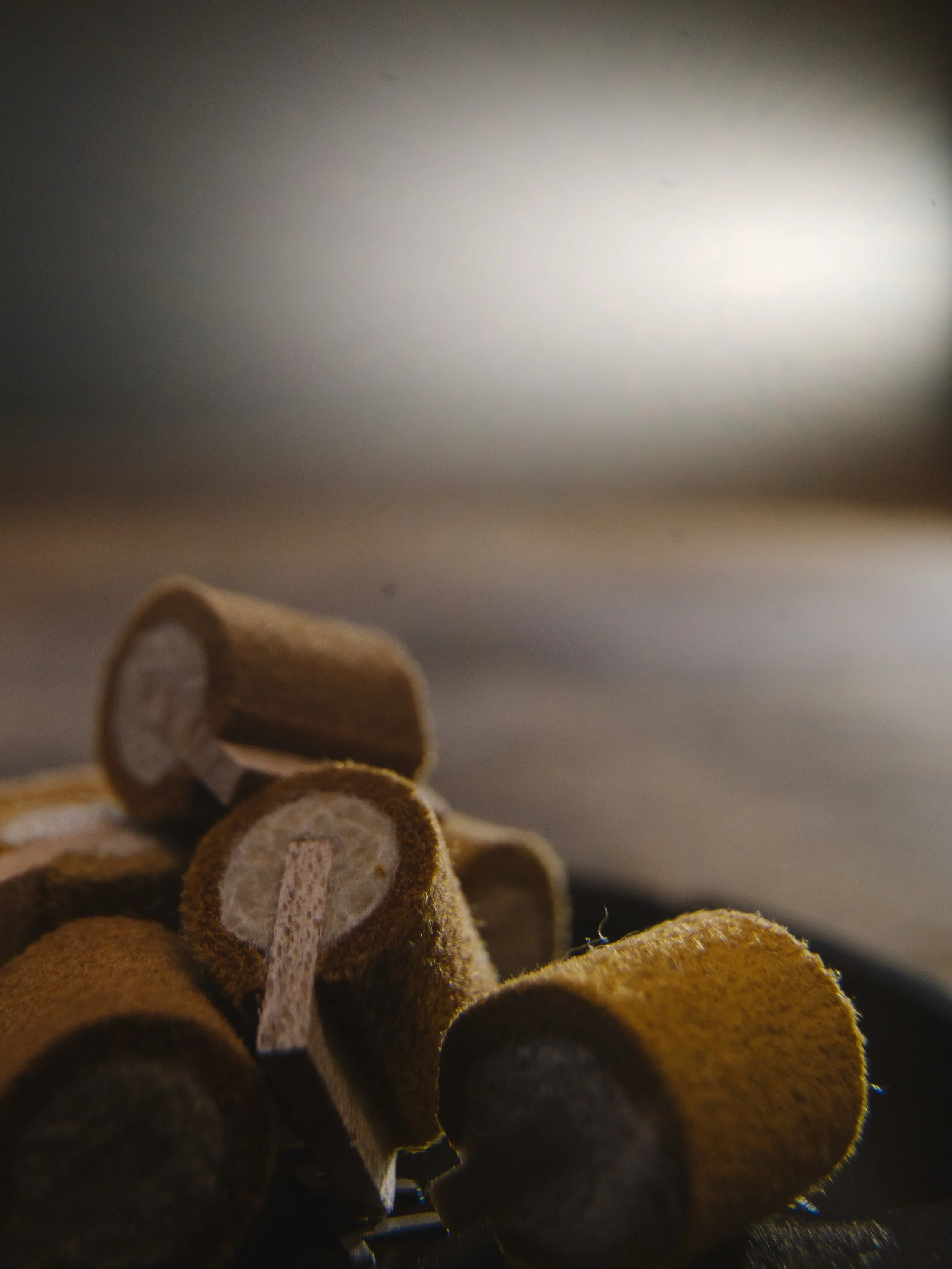 Leder, Filz &amp; Holz.
Fl&uuml;gelhammerrolle im Detail.
.
.
#tastenwerk #piano #fl&uuml;gelmechanik #klavierbau  #klavierbauer