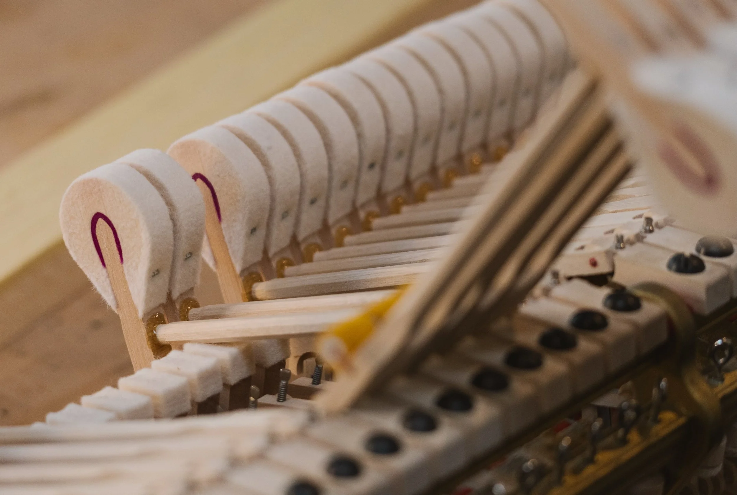 Details einer Fl&uuml;gelmechanik:

Holz, Filz, Leder und Metall. Viele kleine Einzelteile, die am Ende eines erm&ouml;glichen, die feinste Kontrolle &uuml;ber den Klang.
.
.
#tastenwerk #klavierbau #piano #handwerk #z&uuml;rich