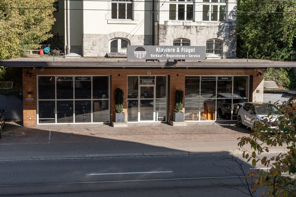Z&uuml;richs gr&ouml;sstes Klavierhaus.

Was vor einigen Jahren klein begonnen hat, ist gewachsen: Heute ist Tastenwerk das gr&ouml;sste Klavierhaus in Z&uuml;rich.
Mitten in der Stadt findet ihr bei uns Klaviere, Fl&uuml;gel und Digitalpianos, eine 