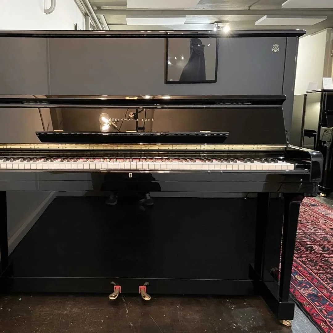 Schwarzer Steinway & Sons Flügel in einem Musikgeschäft