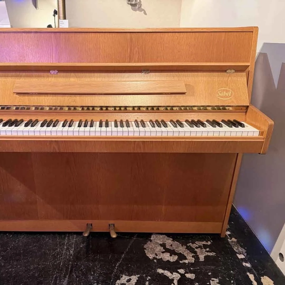 Eine alte Holzklaviatur im Vintage-Stil, vermutlich ein Klavier