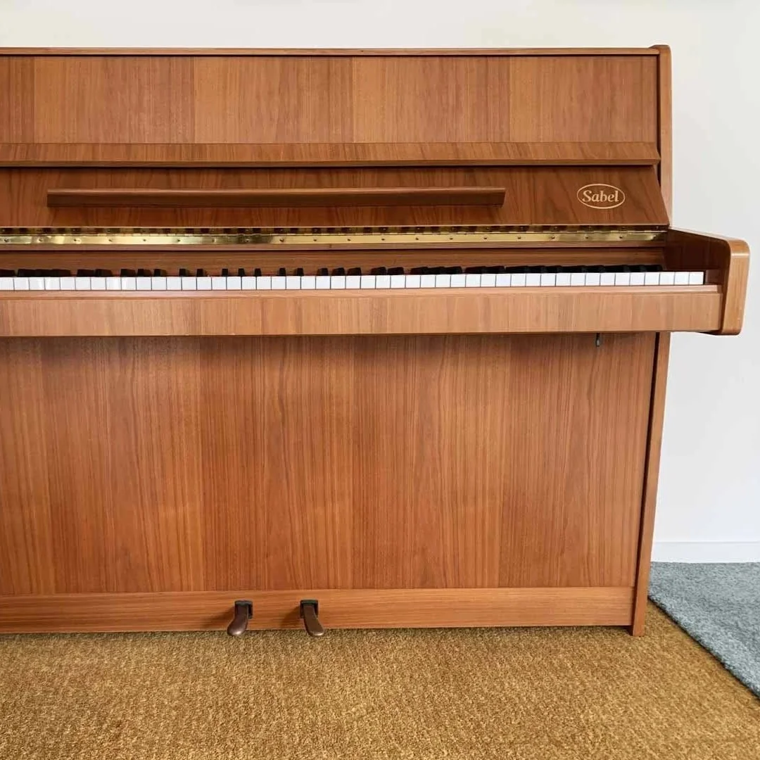 Ein Holupf piano mit Klaviertasten und Pedalen