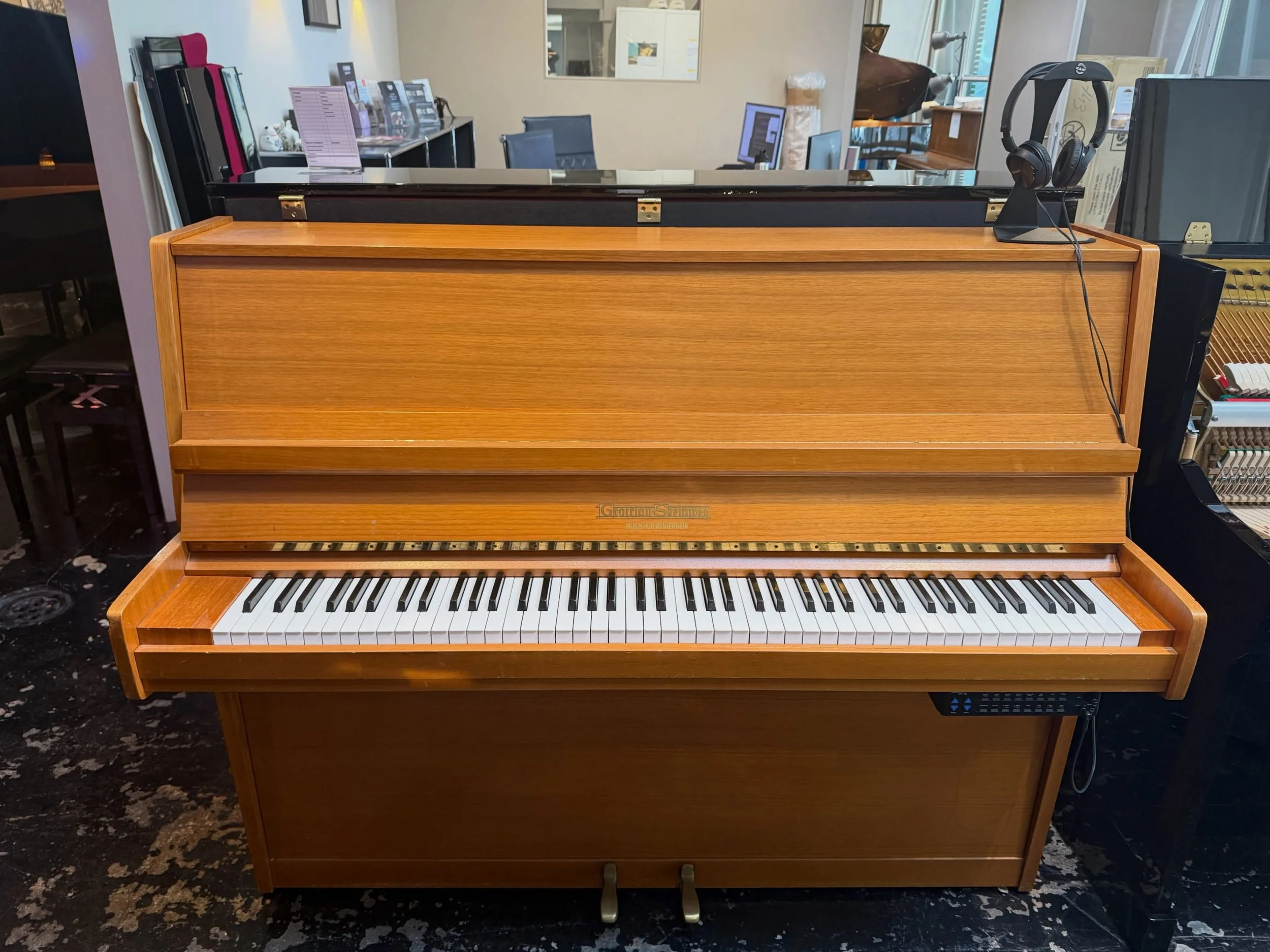 Grotrian-Steinweg Mod. 120 mit Silent-System, Baujahr 1975, Nussbaum.
Nur CHF 4&rsquo;800.&ndash; inklusive Gratislieferung, Klavierbank und Lieferstimmung vor Ort. 

Hochwertiger Klavierklang und jederzeit lautlos spielen. Jetzt bei Tastenwerk in Z&