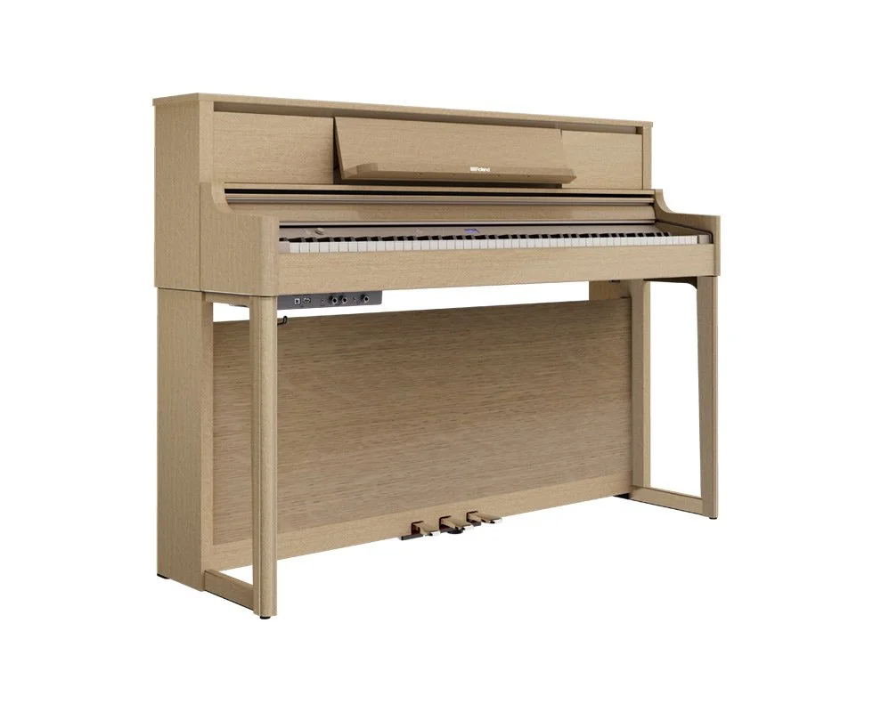 Ein hölzernes Klavier in hellem Holzdesign, ohne sichtbare Tasten und Pedale.