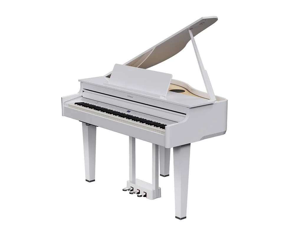 Ein weißes Klavier mit offürem Deckel, drei Pedalen und schwarzen und weißen Tasten.