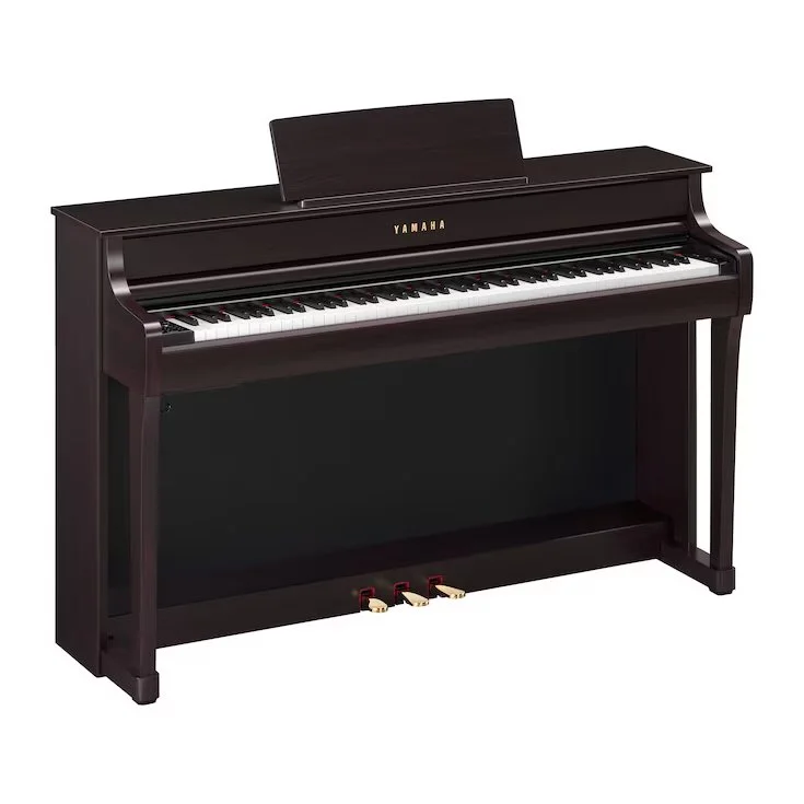 Ein schwarzes elektrische Klavier der Marke Yamaha mit Tasten, Pedalen und Notenblatt-Halter auf einem weißen Hintergrund.