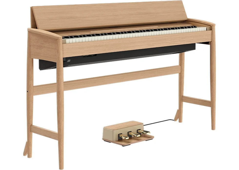 Holzklavier mit Pedalen und Pedalanschluss auf einem weißen Hintergrund.
