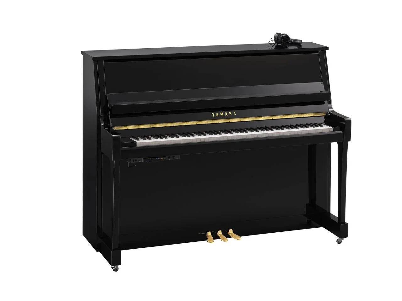 Schwarzer Yamaha Klavier mit drei Pedalen, unten und einem Notenständer, auf dem ein Kopfhörer liegt.