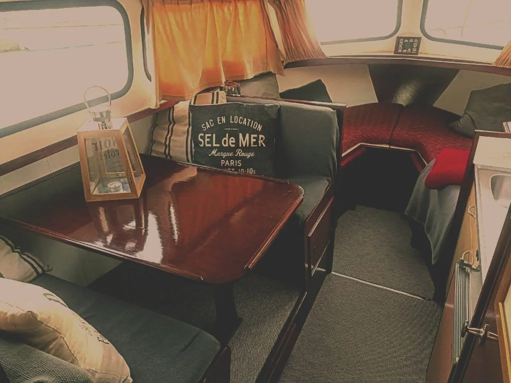 relax during your rental boat private cruise on canal du midi