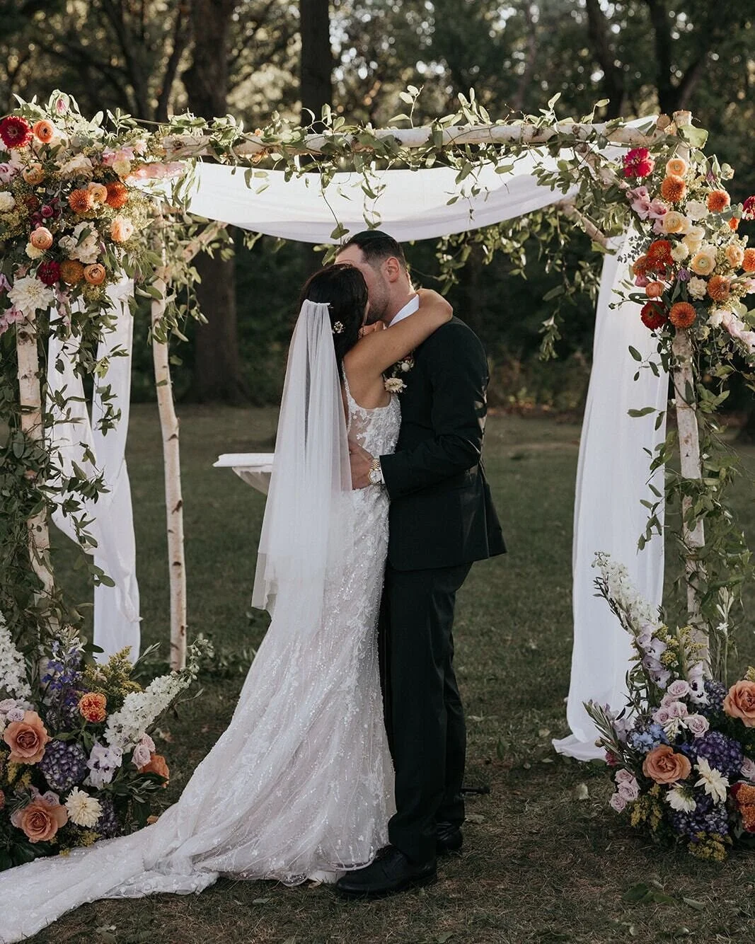#WeddingWednesday: Fall does NOT mean only red, yellow, and orange. 🙅 🌹 🎃 🌻  Fall flowers come in all colors of the rainbow including pastel pinks, lilac purples, butter yellows, and bright blues.

For Karin and Ben's wildflower garden wedding at