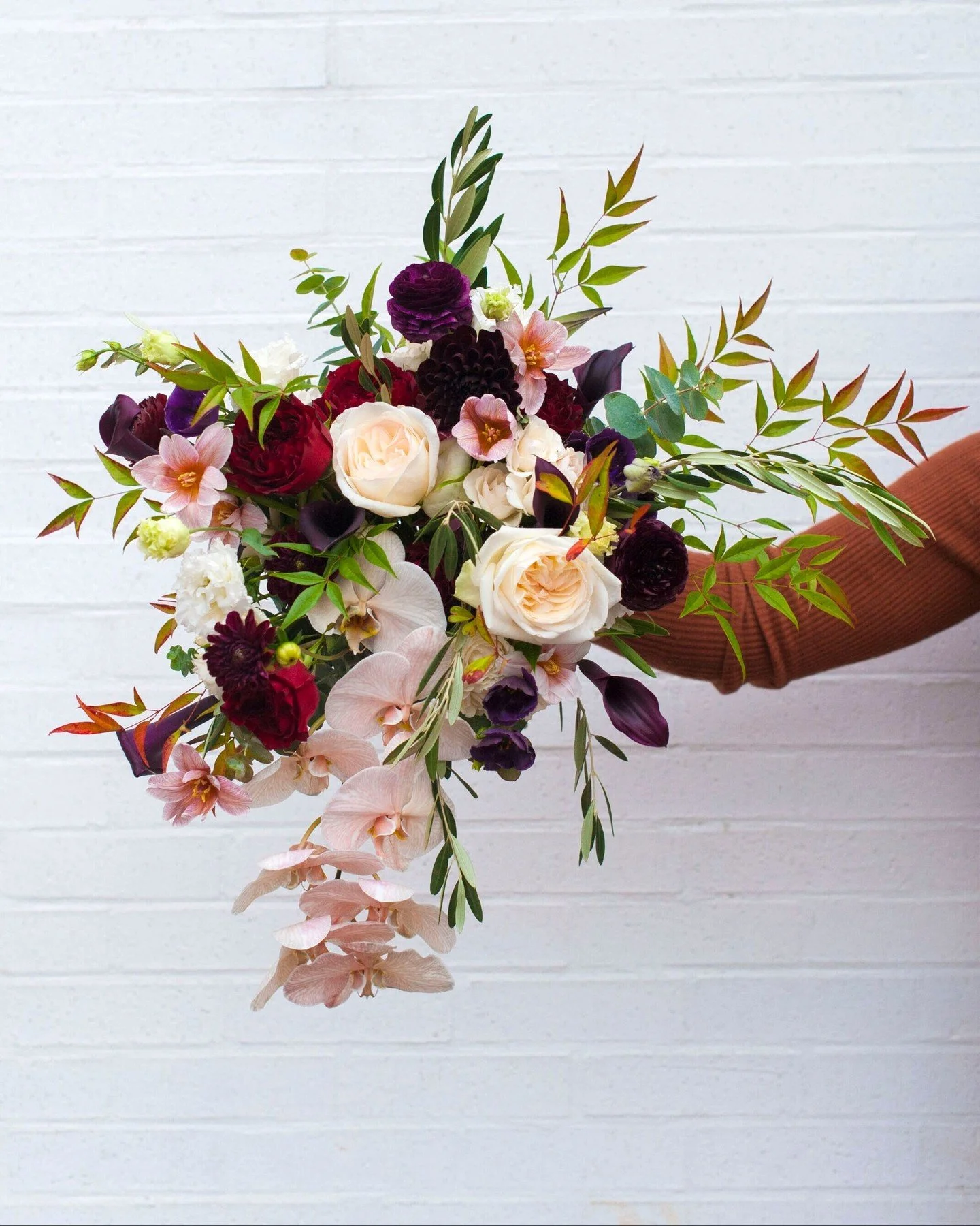 Let's talk about FALL FOLIAGE. 🍂 If you've ever stopped by the shop in fall, you've heard probably heard us gush about nandina, the pretty green-to-red ombre foliage featured on the edges and in the center of this autumn bouquet. It only comes aroun