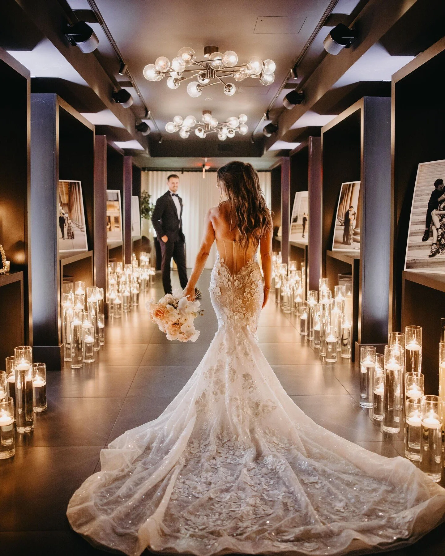 #WeddingWednesday Anna and Dorin's September wedding on the Chicago River was a curated collection of fall's warmest ivories and creams. From fresh dahlias, roses, and orchids to dried flowers, paper fans, and pampas grass, it was a dreamy, monochrom