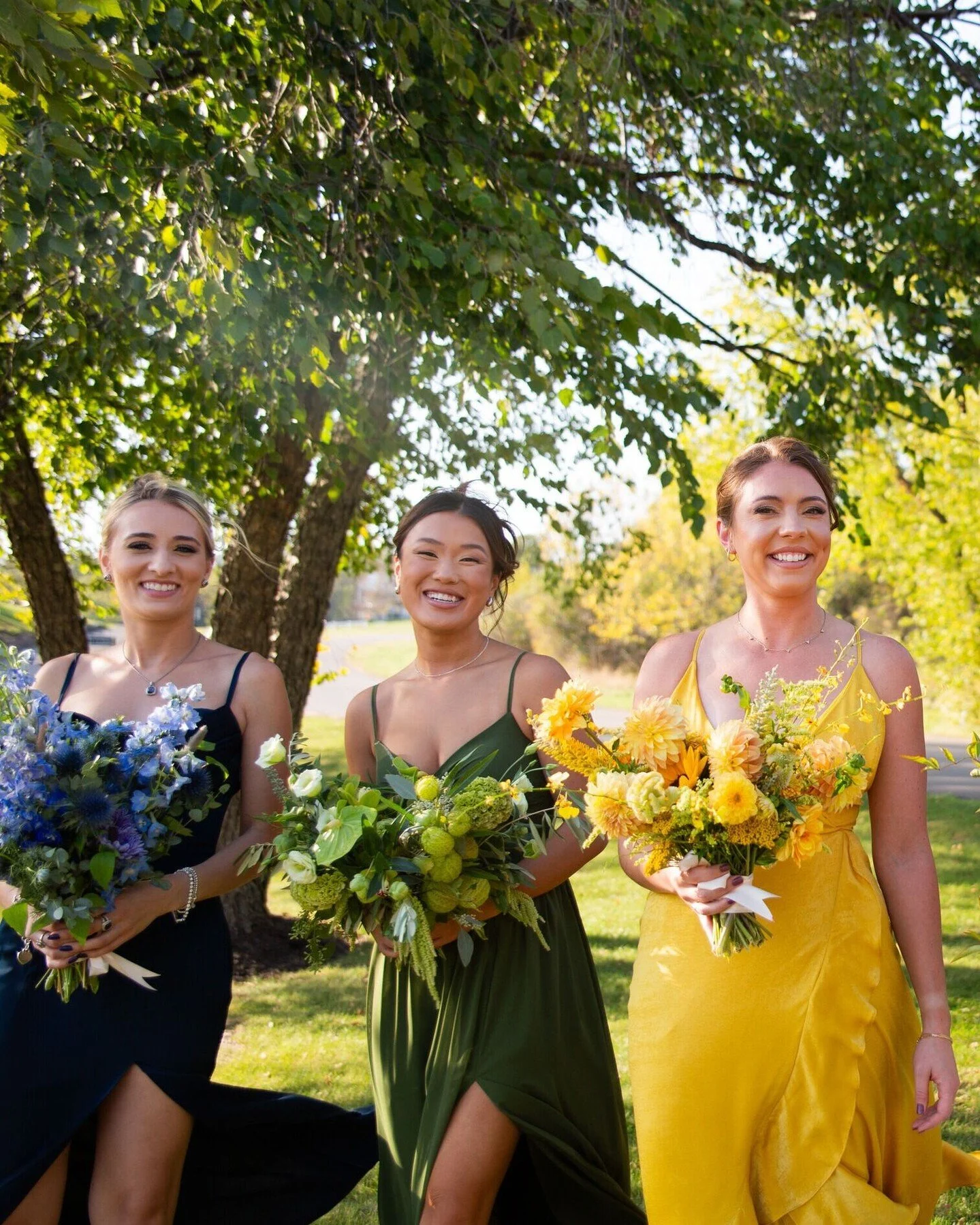Swipe for a RAINBOW of color! 🌈 🍂 👰 

Bella and Mike's fall wedding was bursting with autumn's best blooms in every color, from punchy reds to lush greens and soft blues. We mixed classic wedding flowers (roses and dahlias) with funky tropicals an