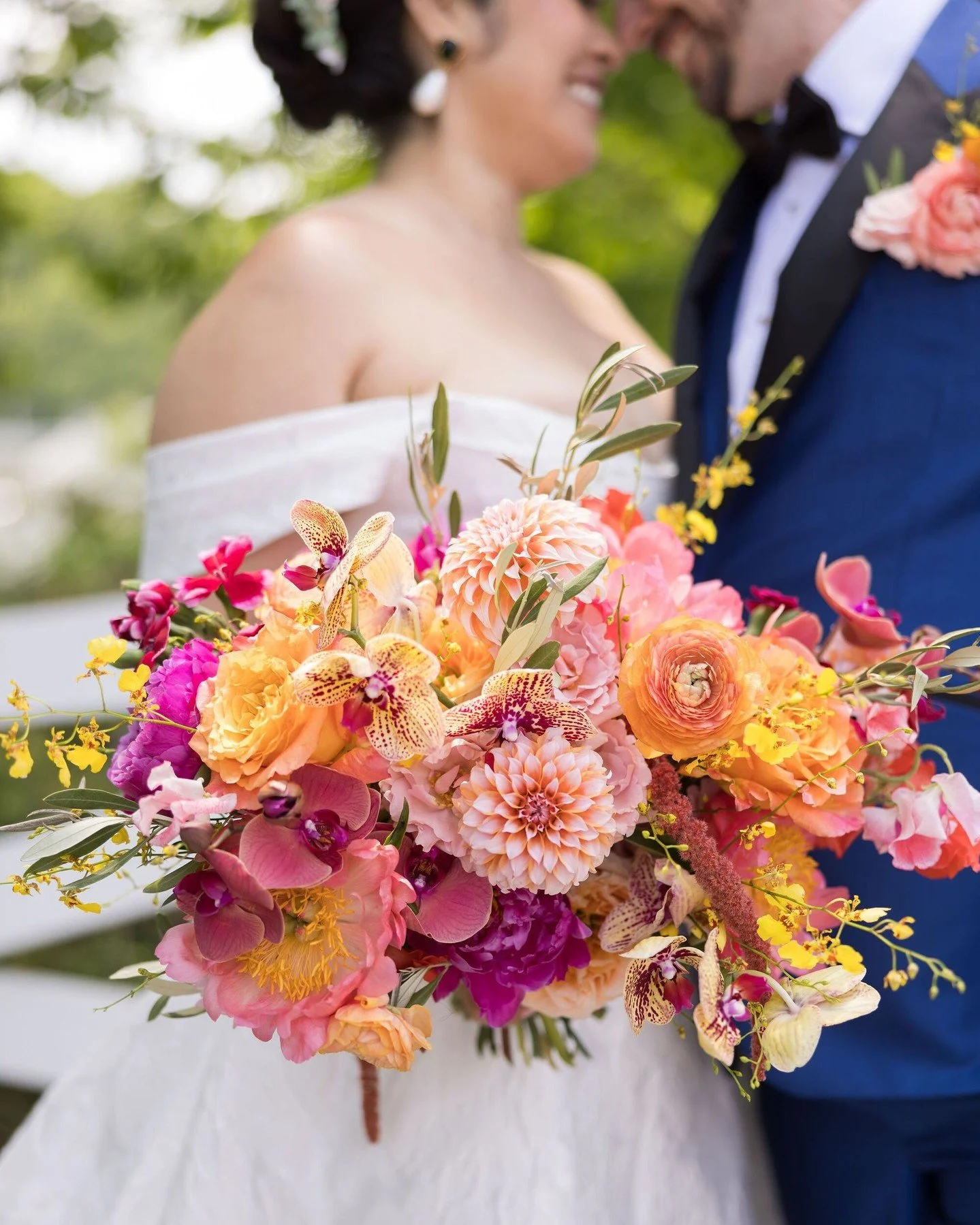 #WeddingWednesday: When Colombian Encanto vibes marry Greek-inspired plinths and foliage, the result is a tropical, sculptural wedding full of color and celebration!

Yesenia and Josh's riverside wedding at River Roast in Chicago was a vivid tribute 