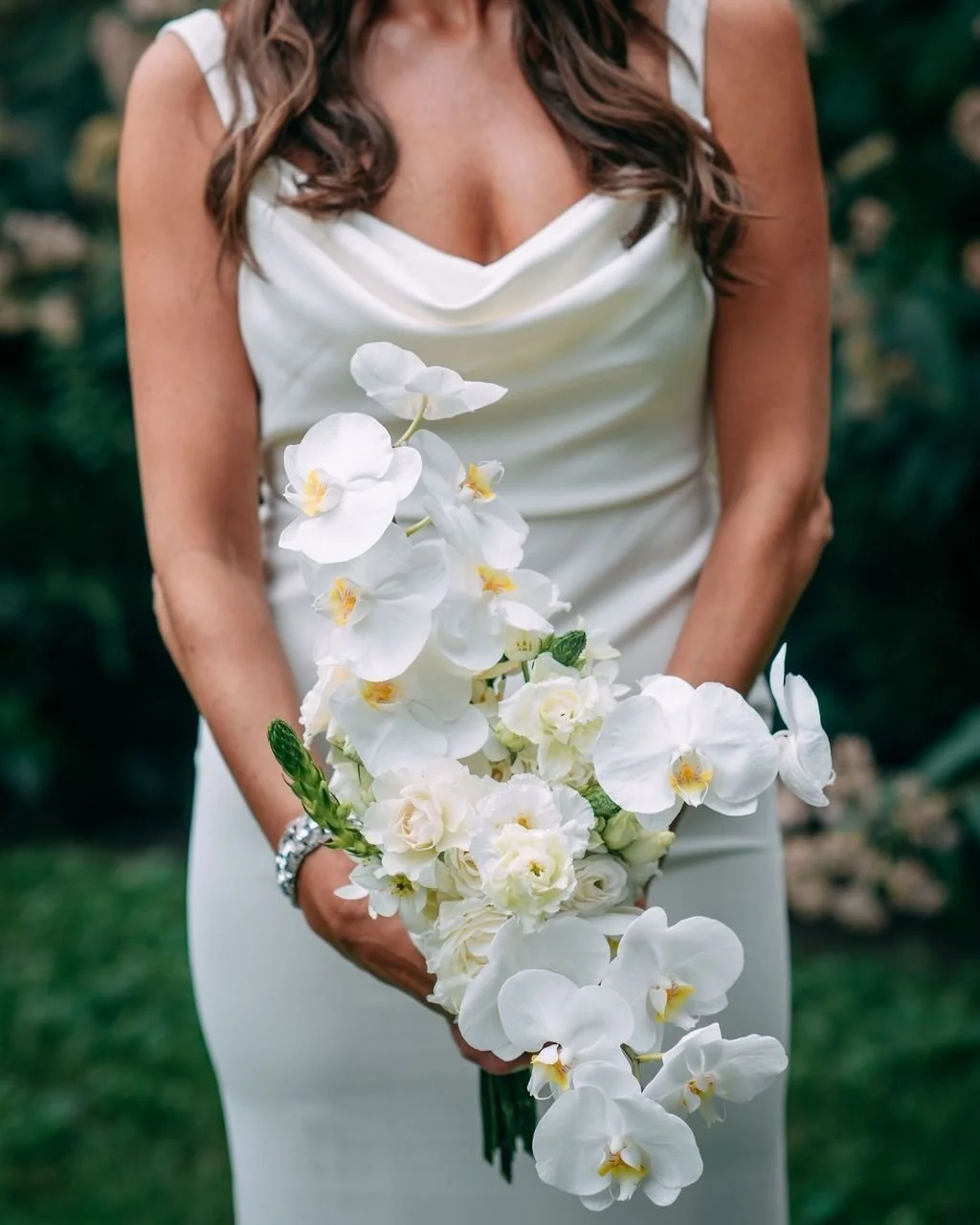 #WeddingWednesday: Kathryn and Denis's wedding was an elegant, romantic ode to a classic green and white palette. As the bride said, &quot;It was English garden with an edge!&quot; 🤍💚💜&hearts;️ 

While Kathryn's bouquet was made up of orchids, ros