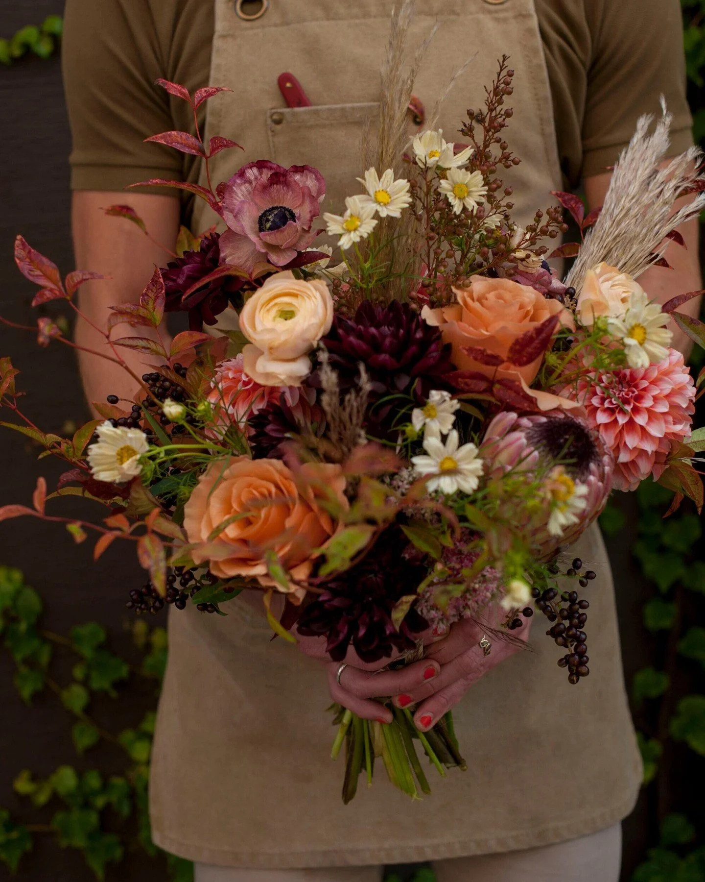 Thanksgiving floral tips from your favorite local florist:

1️⃣ Plan ahead.
Pre-ordering your centerpiece ensures you get the freshest, most picture-perfect blooms&mdash;and gives you one less thing to think about day-of!

2️⃣ Consider others' scent 