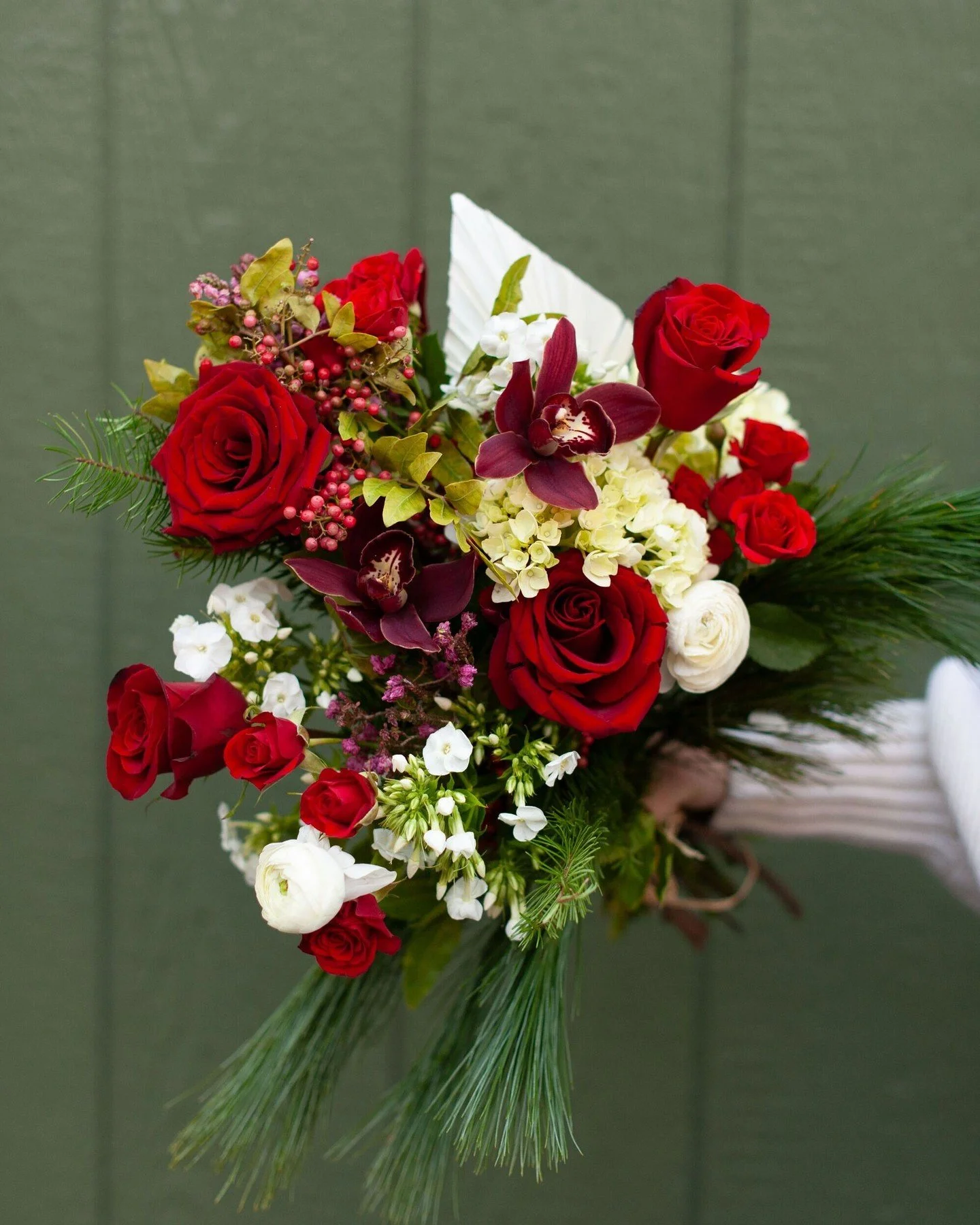 3 Things We ❤️ About Holiday Flower Arrangements:

1️⃣ Evergreens: While fresh flowers tend to last 5-10 days, evergreens like cedar, pine, and eucalyptus stay fresh and beautiful for weeks. Just remove the flowers and you have a vase full of great-s