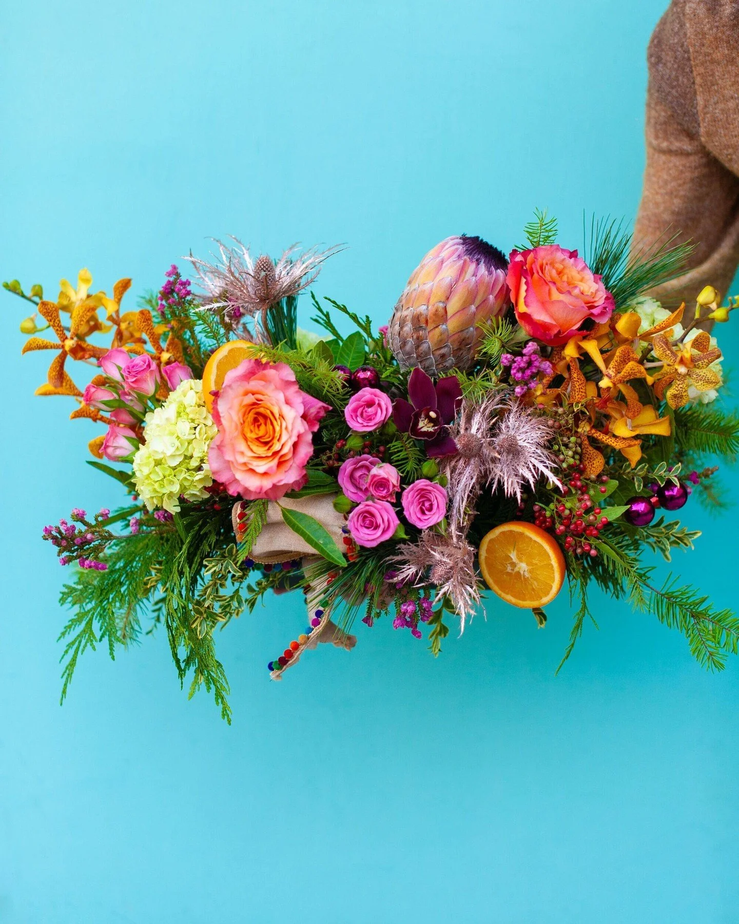 💐 Saville Flowers' Holiday Hours 💐 
Monday, December 22: 10 - 5
Tuesday, December 23: 10 - 5
Wednesday, December 24: 10 - 1

We're open for BOTH pickup and delivery today through Christmas Eve! 

If you're shopping for last-minute centerpieces, pla