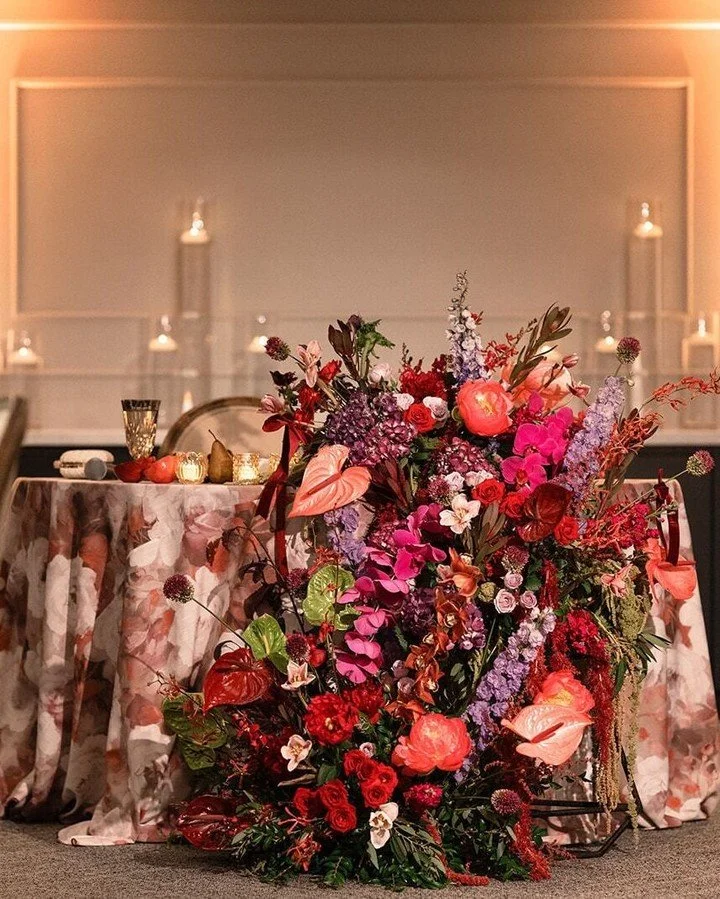 A MOMENT FOR THE SWEETHEART TABLE, PLEASE! 👏 🌹 💕 

For this #WeddingWednesday, we're delighted to showcase one of our favorite wedding installations of 2025: a cascading flower meadow that framed Muna and Trevor's sweetheart table in lush elegance