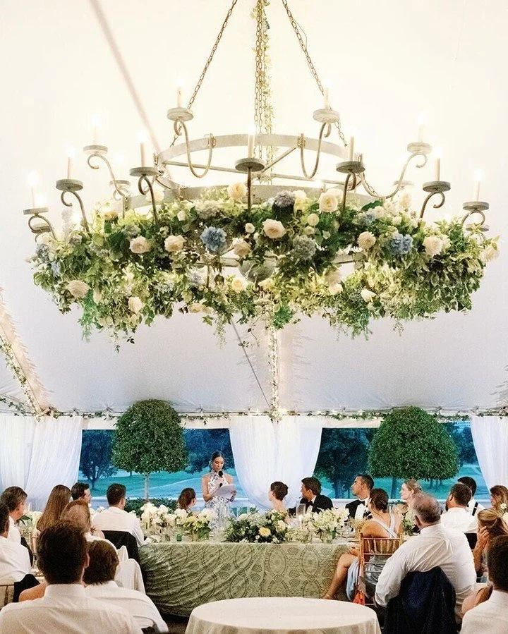 #WeddingWednesday: A flower chandelier, you say? We're on it! We had such fun putting together this summery seaside-inspired wedding for Tara and Ben at Westmoreland Country Club.

(We're missing those sunny August days right about now! 🥶)

📸 : @ta