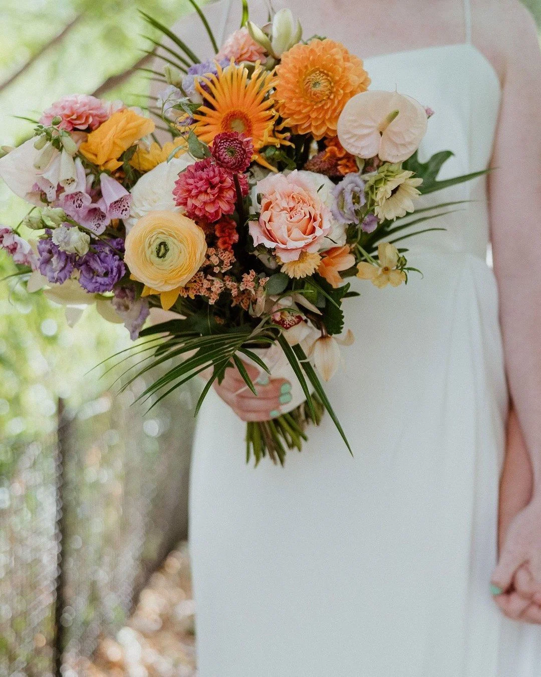 #WeddingWednesday: Swipe for a double-punch of COLOR! 🌈 💐 

Caitlin and Liv's wedding florals included a beautiful blend of local wildflowers and exotic tropicals. From foxtails and dahlias to anthurium and palm leaves, custom hair combs to unique-