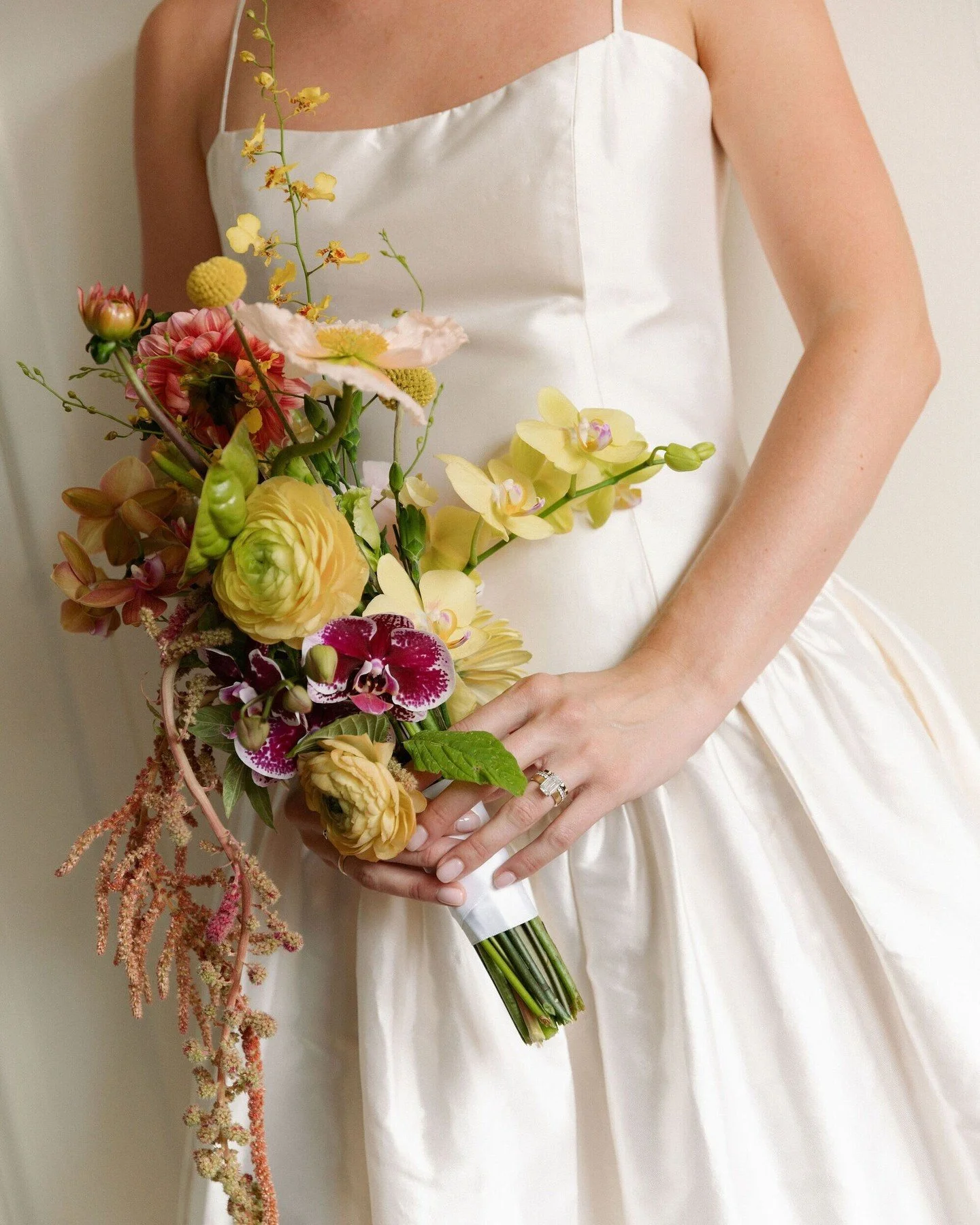 #WeddingWednesday: Time for part TWO of Lauren and Chris's gorgeous wedding weekend.

Their vibrant, editorial celebration at Tied House revolved around fun tropicals, local wildflowers, and tons of sculptural moments that made every table feel like 