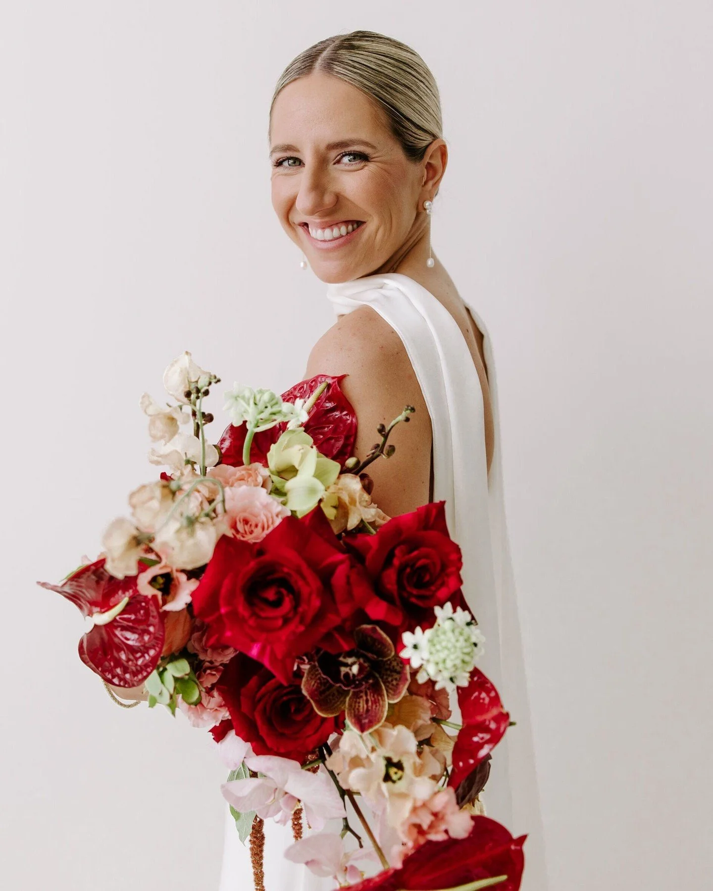 #WeddingWednesday: Eloping does NOT have to mean forgoing flowers! 🌹 

Jillian and Sean's February elopement weekend included an intimate ceremony at a local church and a close-knit candlelit dinner at a Logan Square Airbnb.

Choosing to prioritize 