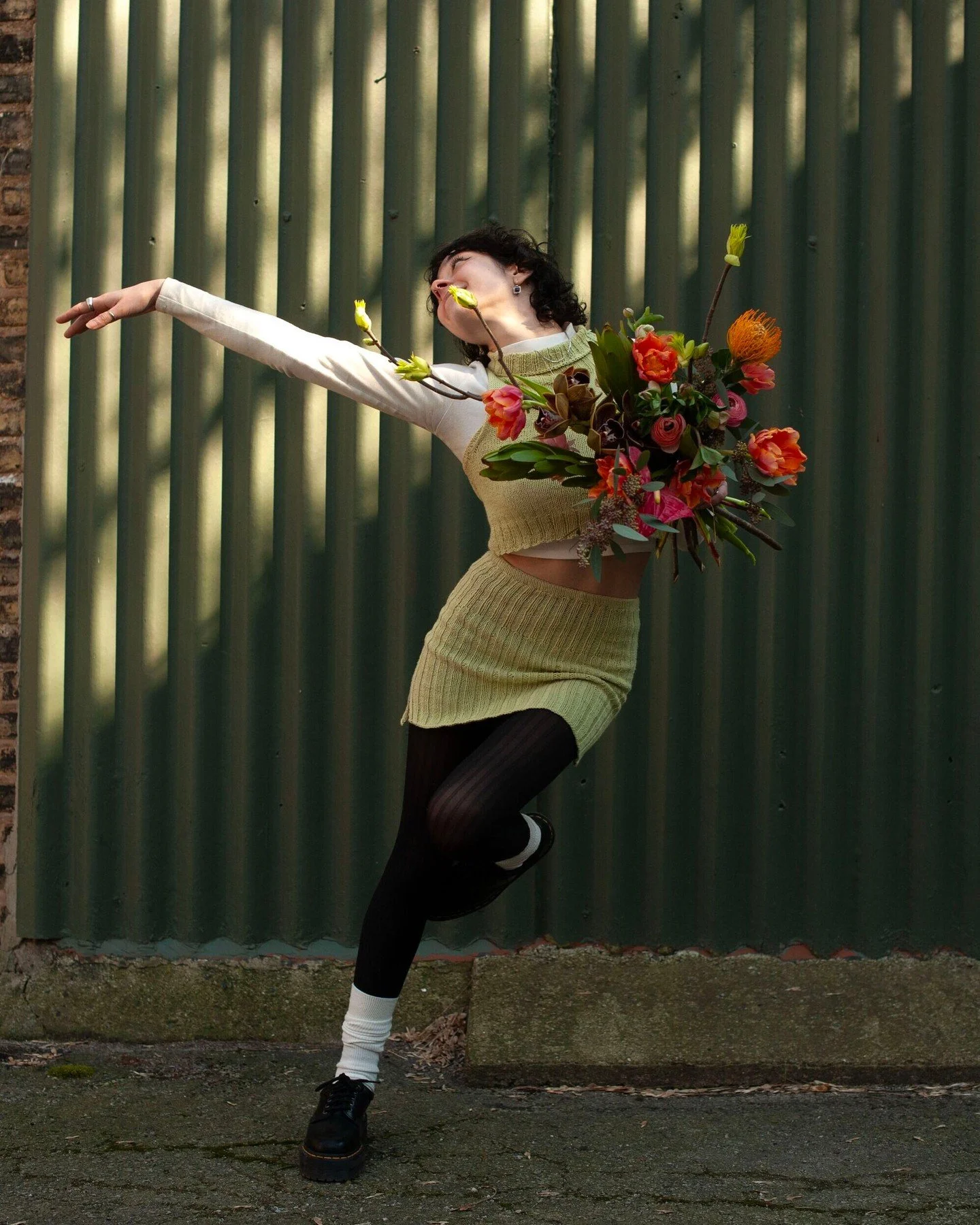 When the tulips make you SWOON. 😍 😍 😍 

Stop by in-store from 10-5 to check out our famous Dutch tulips including 6-petal, parrot-head, and peony varieties. Available while supplies last!
...
#SavilleFlowers #Tulips #EvanstonFlorist #ChicagoFloris