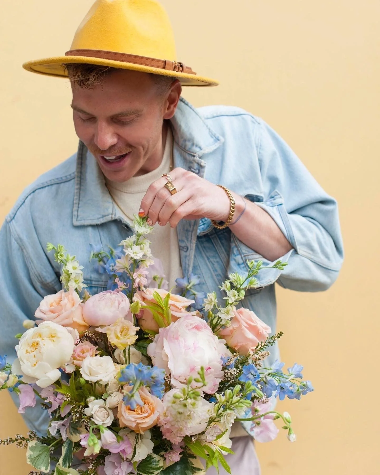 Peonies are HERE! 😍 Come and get this springtime favorite while you can. Paired with blooming branches or other springy flowers, they're a gorgeous way to welcome the season.

We're open 10-5 today or give us a call at 847.864.0632 to create a custo
