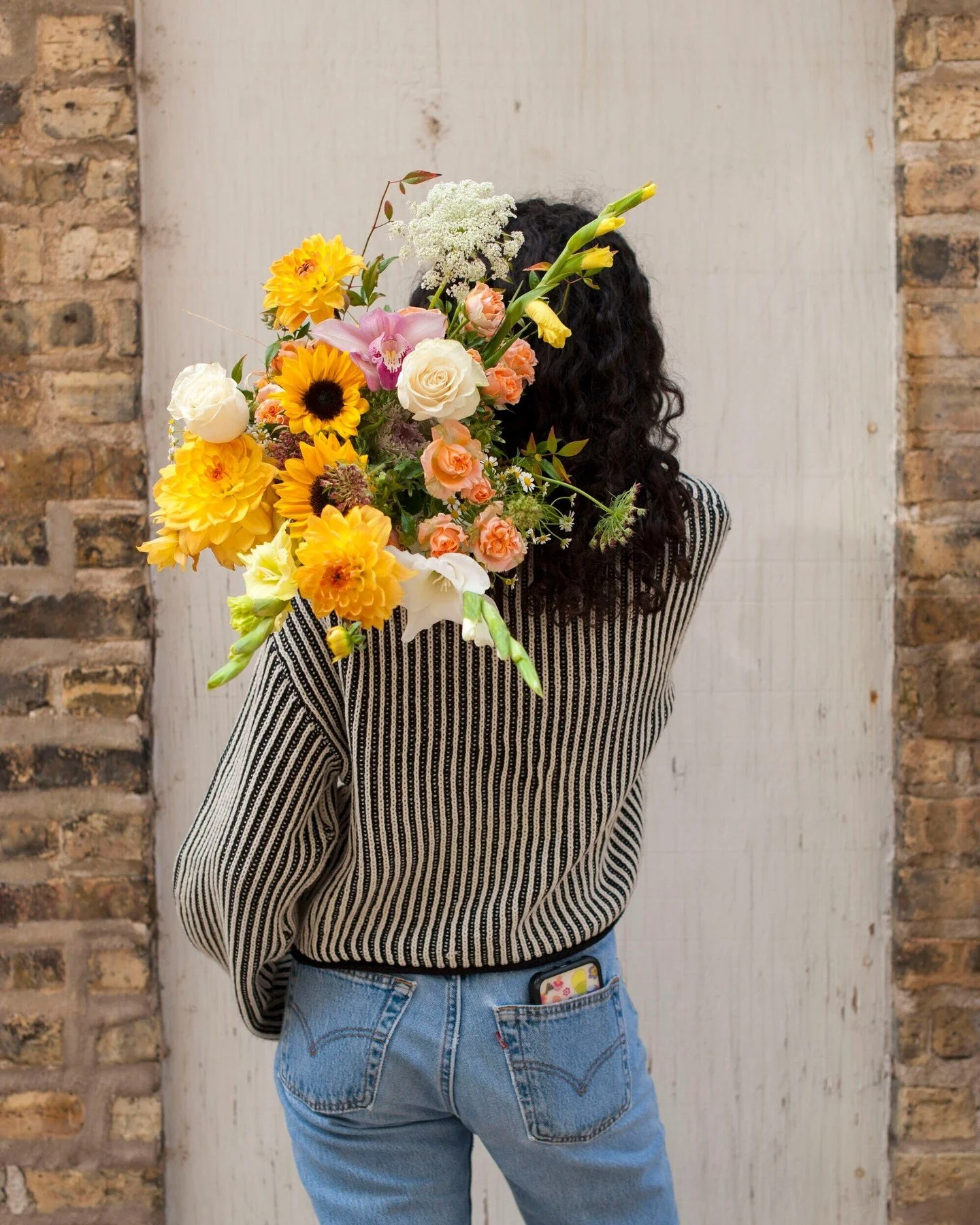 Did you know that summer is the BEST time for pet-safe flowers? 🐶 🐱 

That's right. If you have a cat or a dog, the following blooms are coming into season right now:
- Snapdragons
- Zinnias
- Sunflowers
- Gerbera daisies
- Lisianthus

And of cours