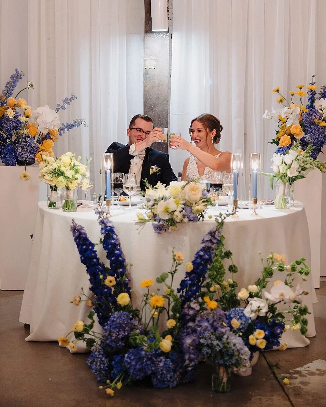 #WeddingWednesday When the vibe is lemon girl summer 🍋🌊🌿>>>>>>>

Melanie and Ben's August wedding was bursting with bright citrus yellow and deep ocean blue. Inspired by the shores of Capri, Italian summer touches like fragran