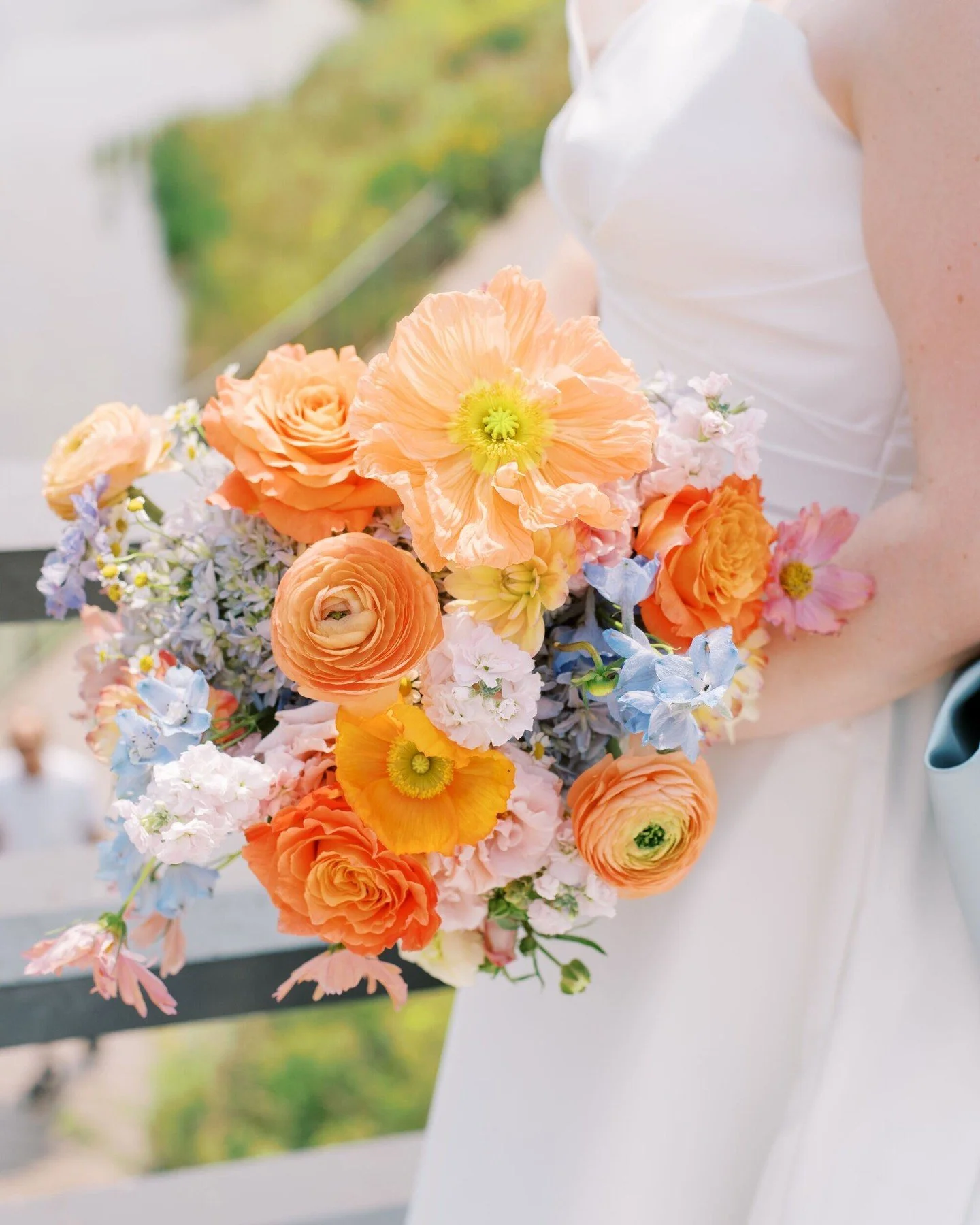 #WeddingWednesday We love our local farmers! 🚜 

From late July through October, Team Saville adds farm-grown local chamomile, zinnias, strawflower, dahlias, and cosmos to our recipes. We especially love using them for couples who prefer more of a f