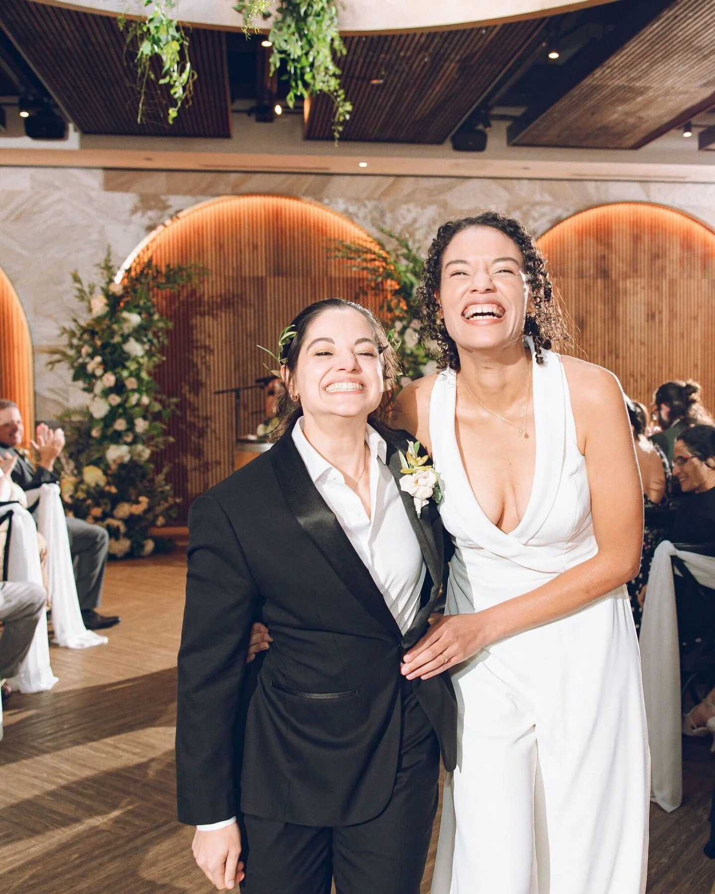 Getting married on a budget? Read this post! 🌸 

If you want fresh flowers on your wedding day but want to be as cost-effective as possible, here are some of our favorite tips:

🎨 Choose colors, not flowers
While you can absolutely have preferences