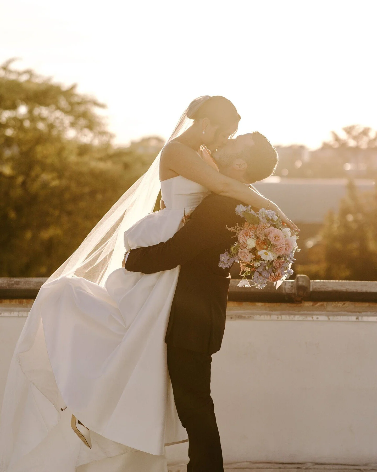 When golden hour highlights you AND your wedding bouquet >>>>

📍 : @waldenchicago 
📸 : @kerricarlquist 
...
#SavilleFlowers #ChicagoWedding #ChicagoWeddingFlorist #EvanstonFlorist #SummerWeddingFlowers
