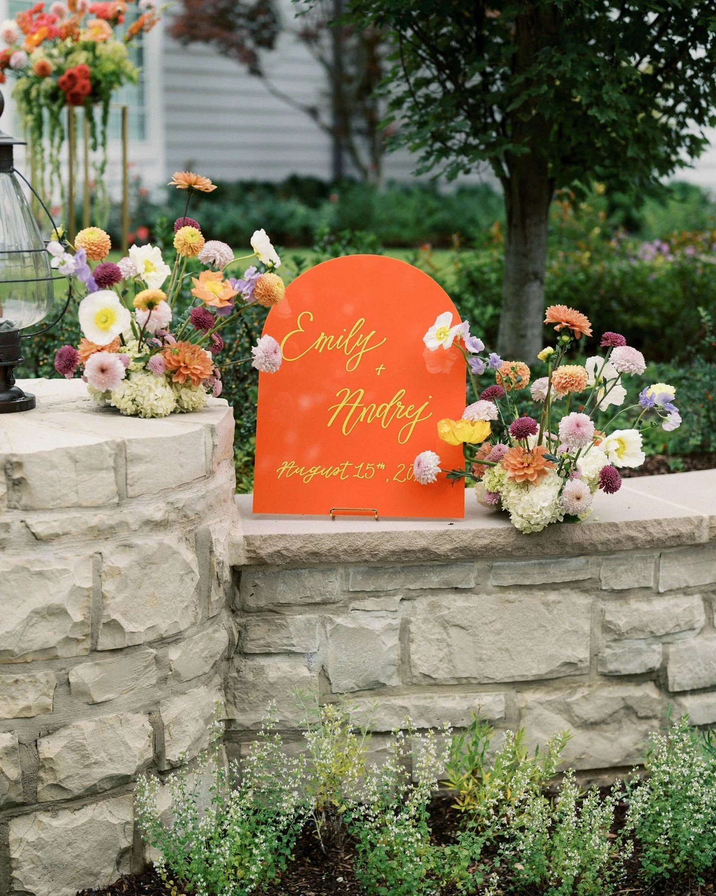 #WeddingWednesday: Emily and Andrej's poppy-and-dahlia-forward wedding brought pops of vivid color and whimsy to a rainy August Saturday. ☔ 

Featuring an eclectic palette of candy colors: oranges, yellows, creams, lime greens, and bright purples, th