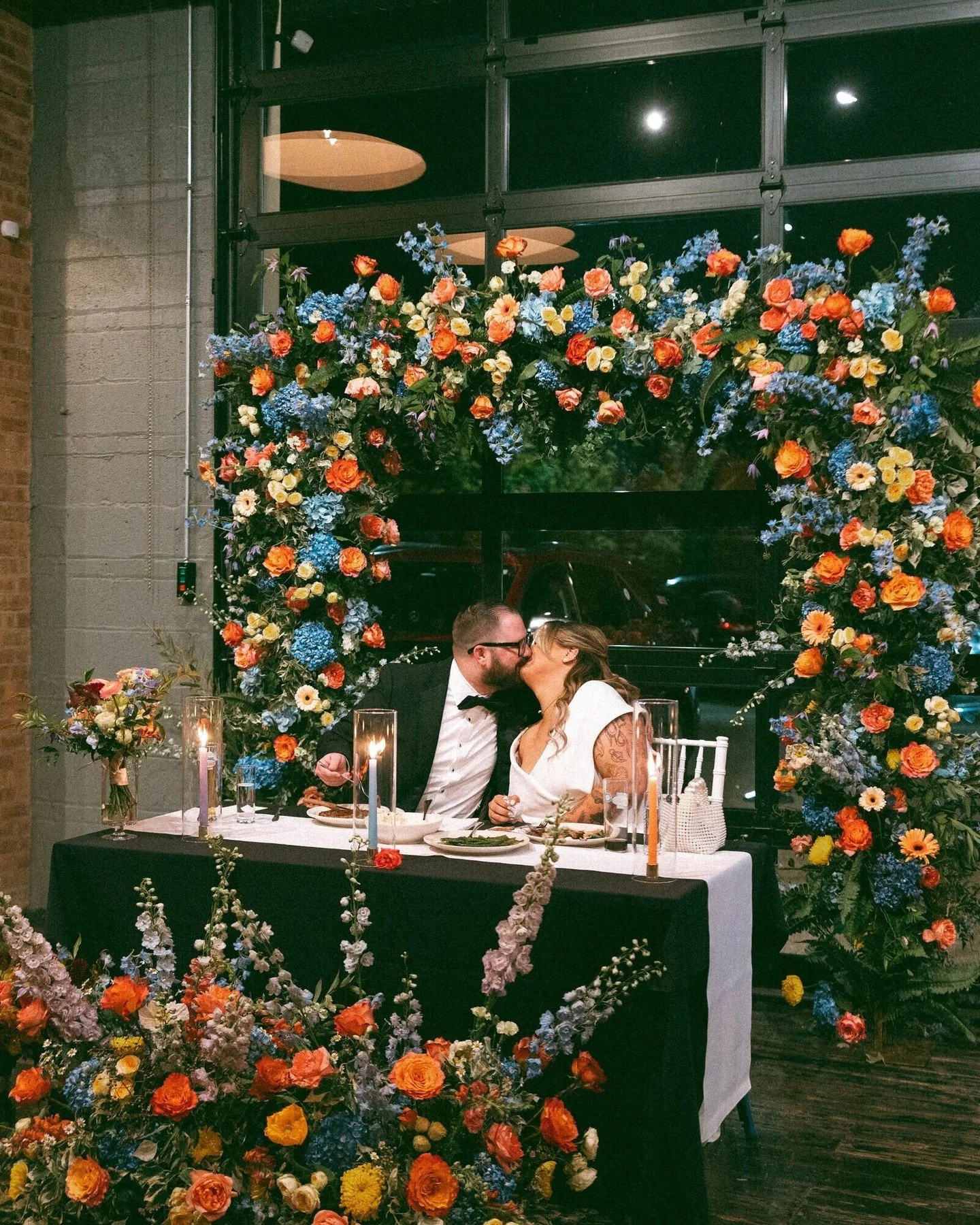 #WeddingWednesday: Looking for a showstopping floral installation that literally frames you and your new spouse? Consider a floral arch! 😍 

Whether you choose a square, round, or "broken" (two pieces) arch, this workhorse of a floral piec