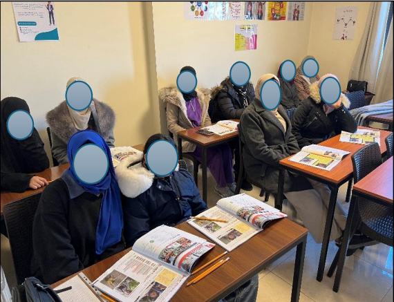 추위에 두꺼운 옷으로 무장을 한 제 교실의 학생들