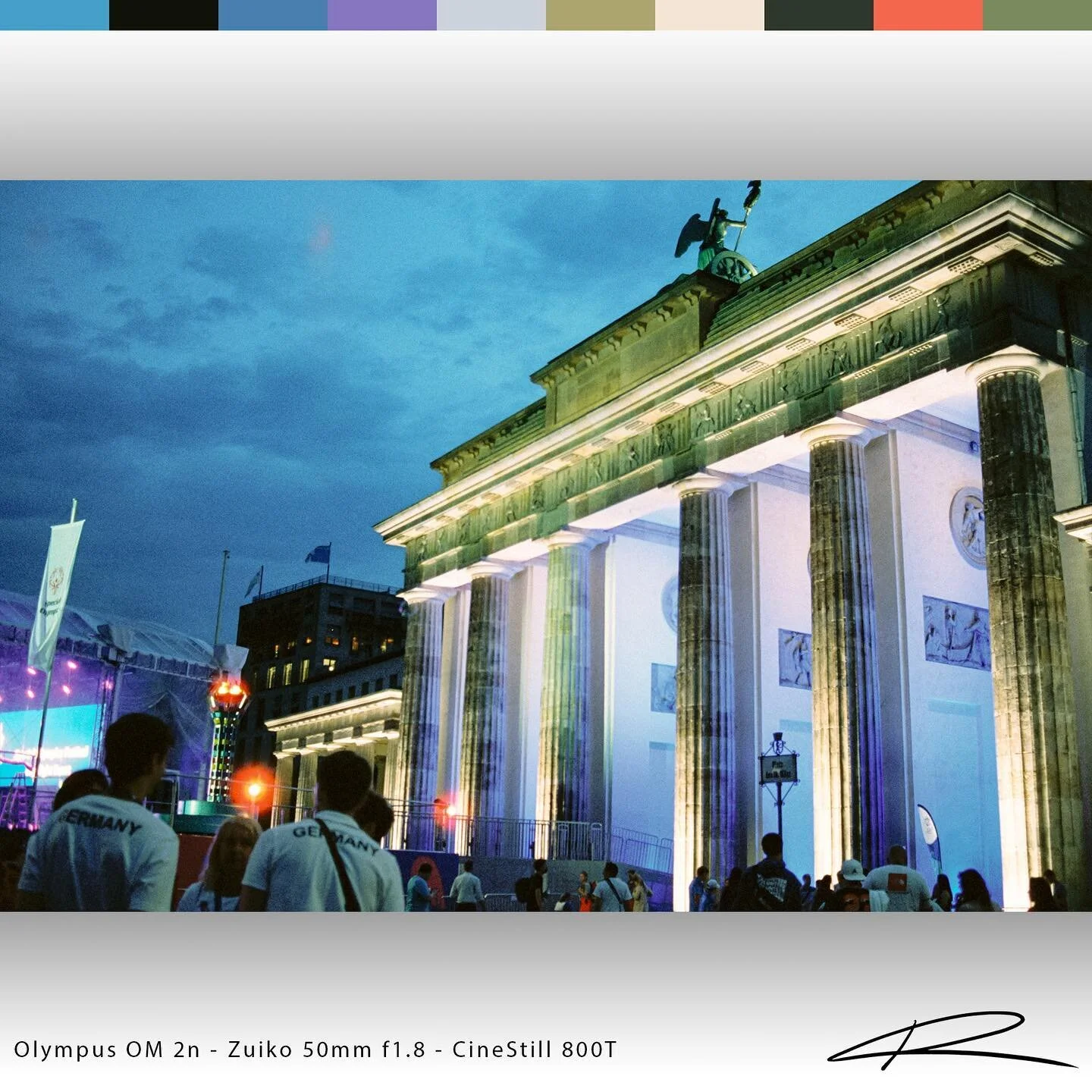 This is the Berlin photo dump 😅 this time the night shots. All made on film 

#photography #city #citytrip #travel #travelphotography #berlin #germany #film #filmphotography #special #specialolympics #olympus #omympusom2n #cinestill800t #cinestill