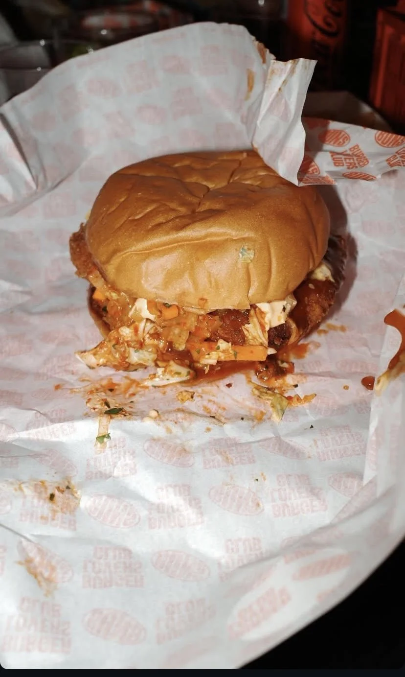 Buns, Verona e Mantova – Burger con Pollo Fritto, Kimchi Coleslaw, Gochujang Mayo, Kimchi e Garlic Aioli e Kimchi Fries