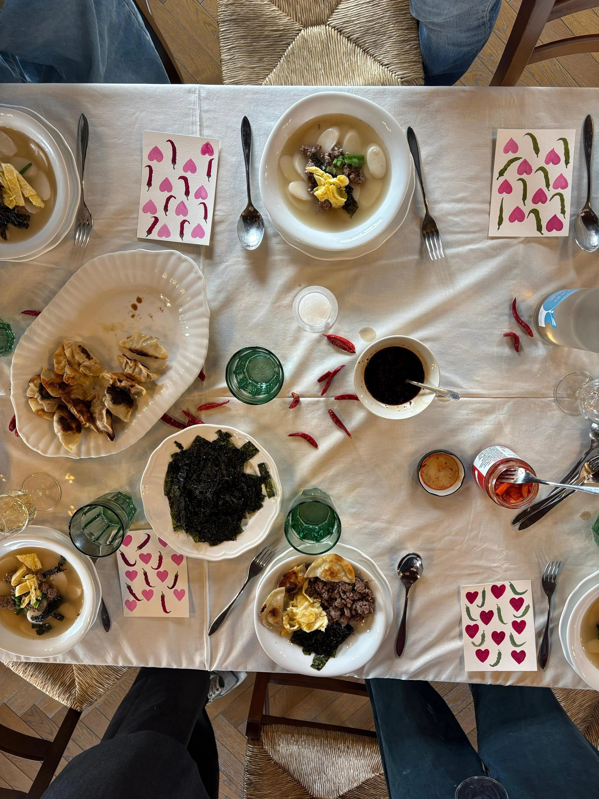 Tteokguk: Zuppa Coreana di Gnocchi di Riso 