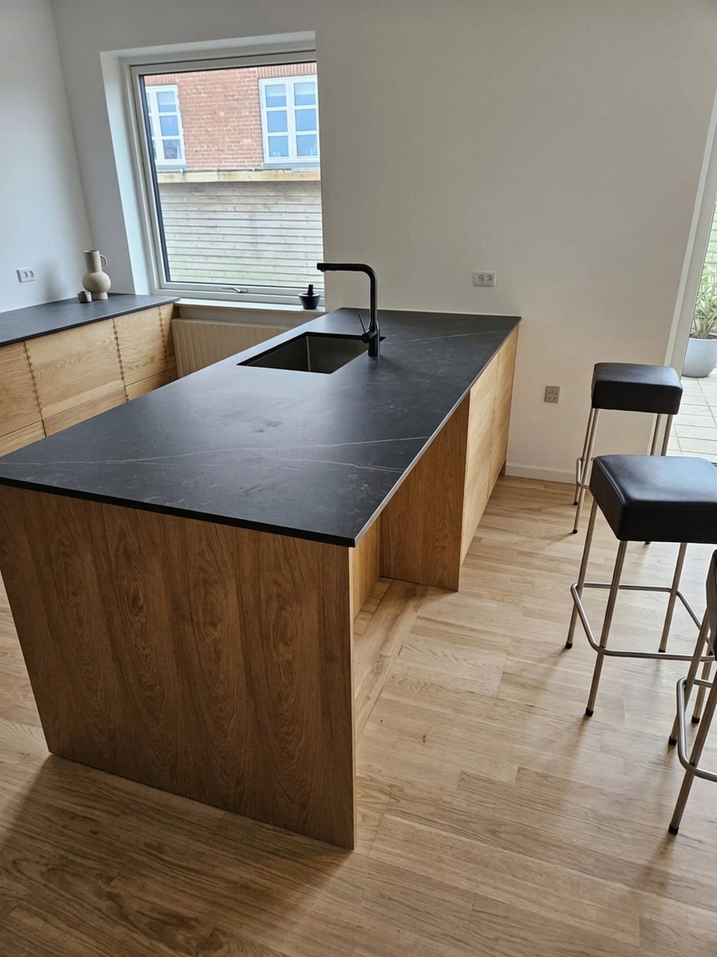 Køkkenø på mål i nordisk stil — designet og bygget af Oakwood