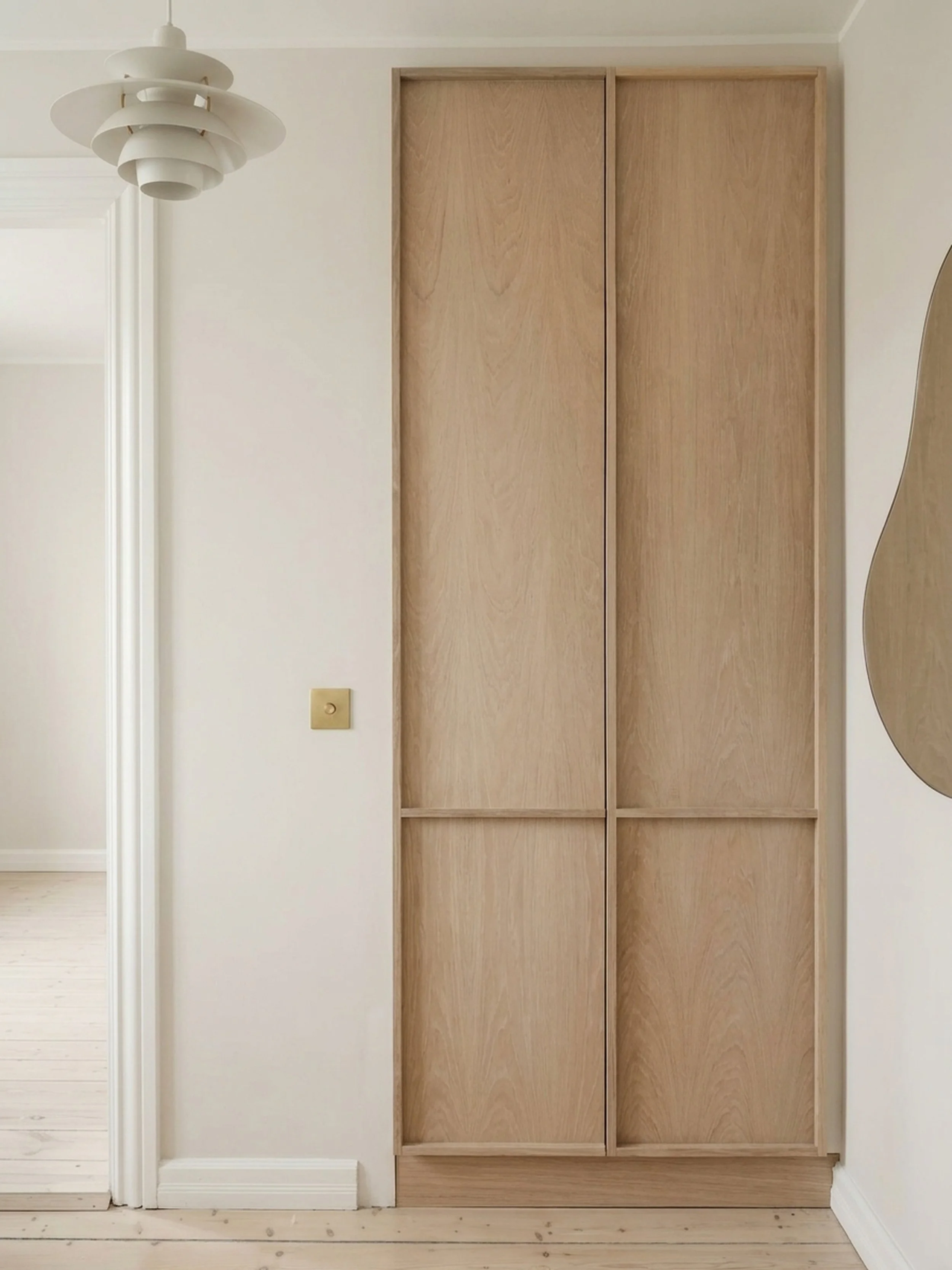 Garderobe med skydelåger på mål — pladsbesparende løsning fra Oakwood