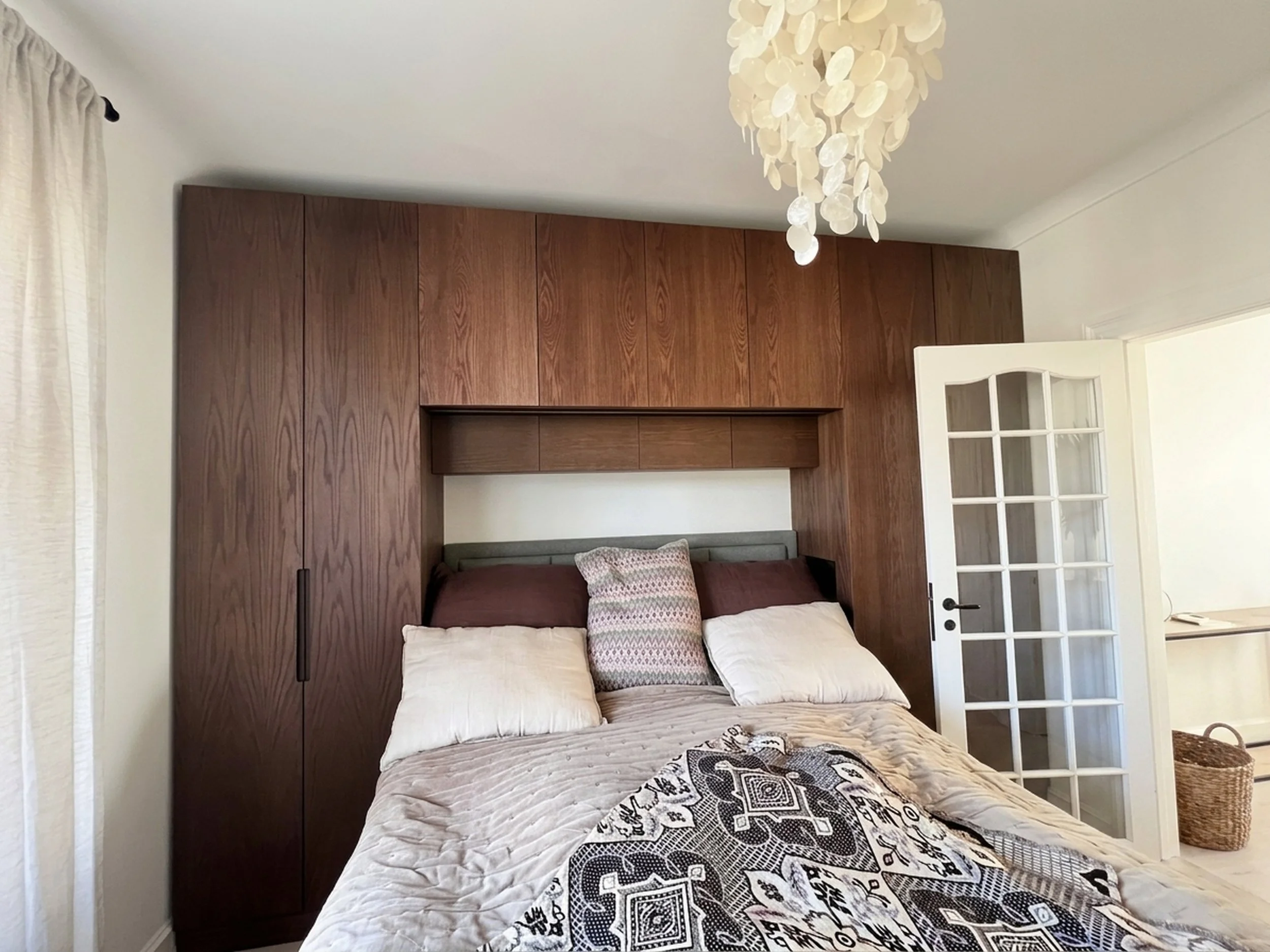 Garderobe på mål med skydelåger — håndbygget af Oakwood