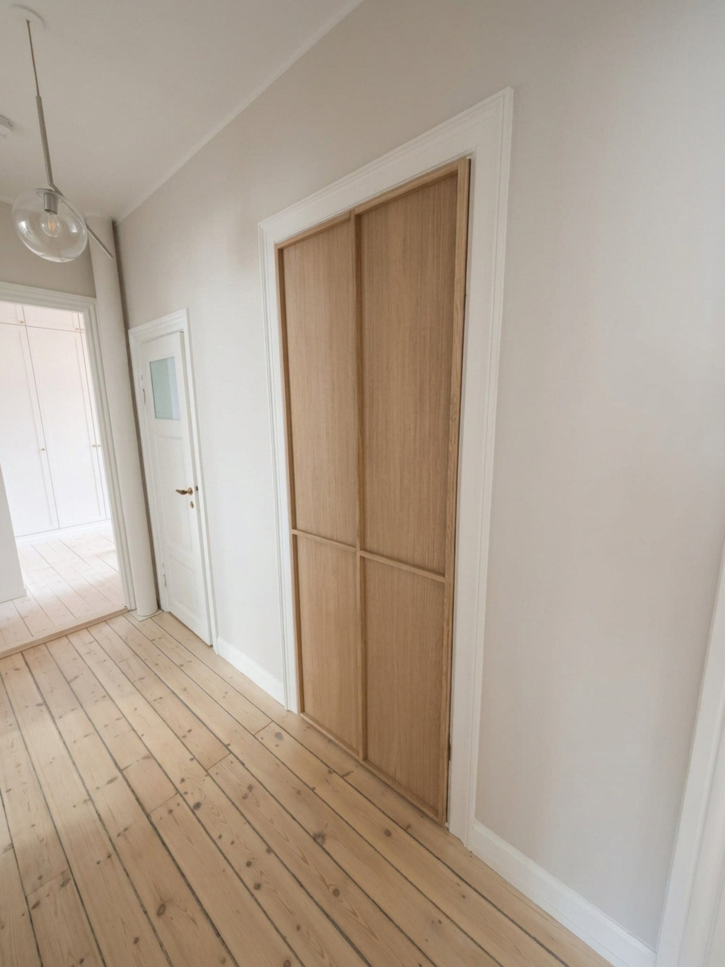 Garderobe med skydelåger på mål — pladsbesparende løsning fra Oakwood