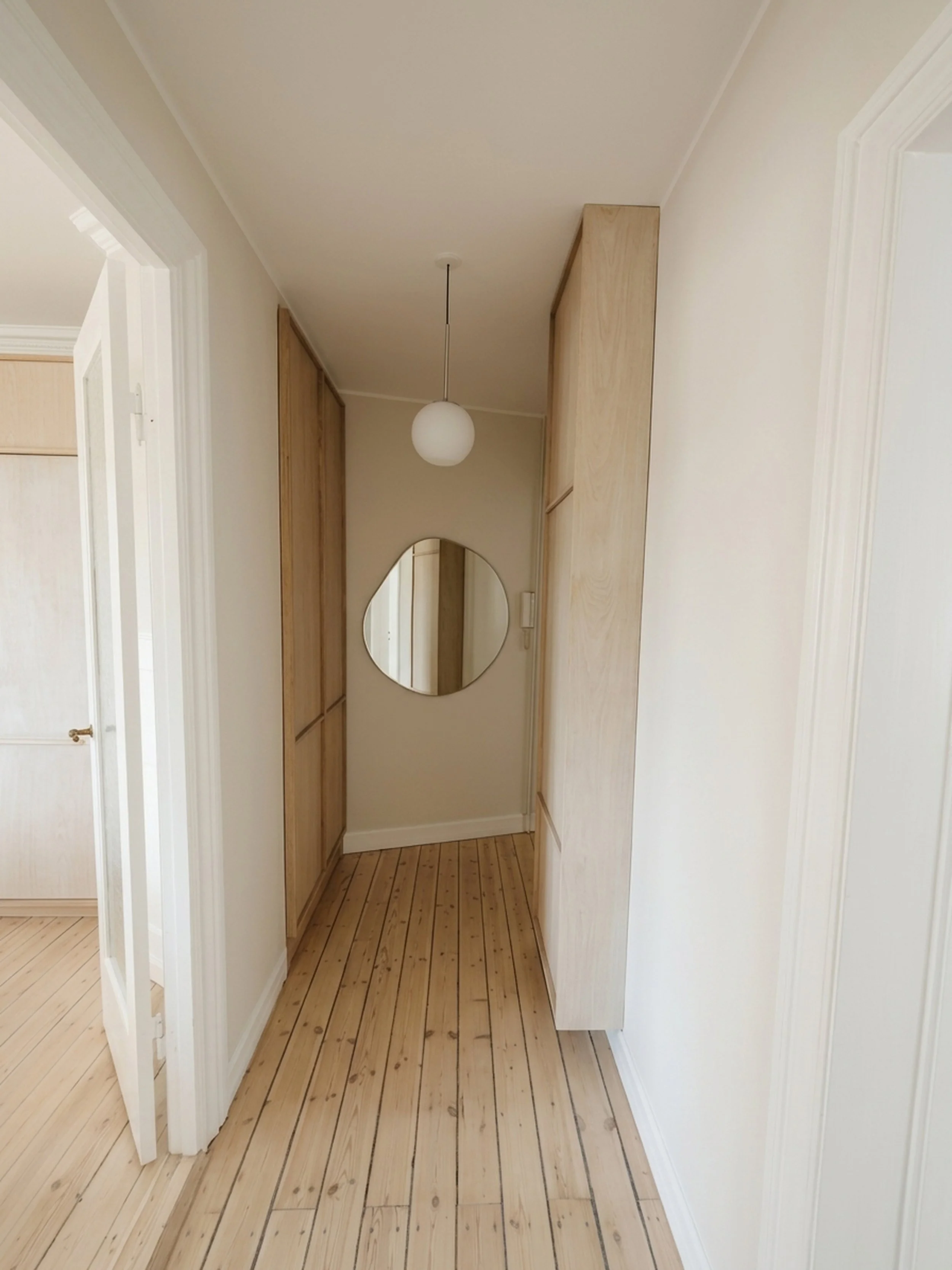 Indbygget garderobeskab fra gulv til loft på mål — Oakwood