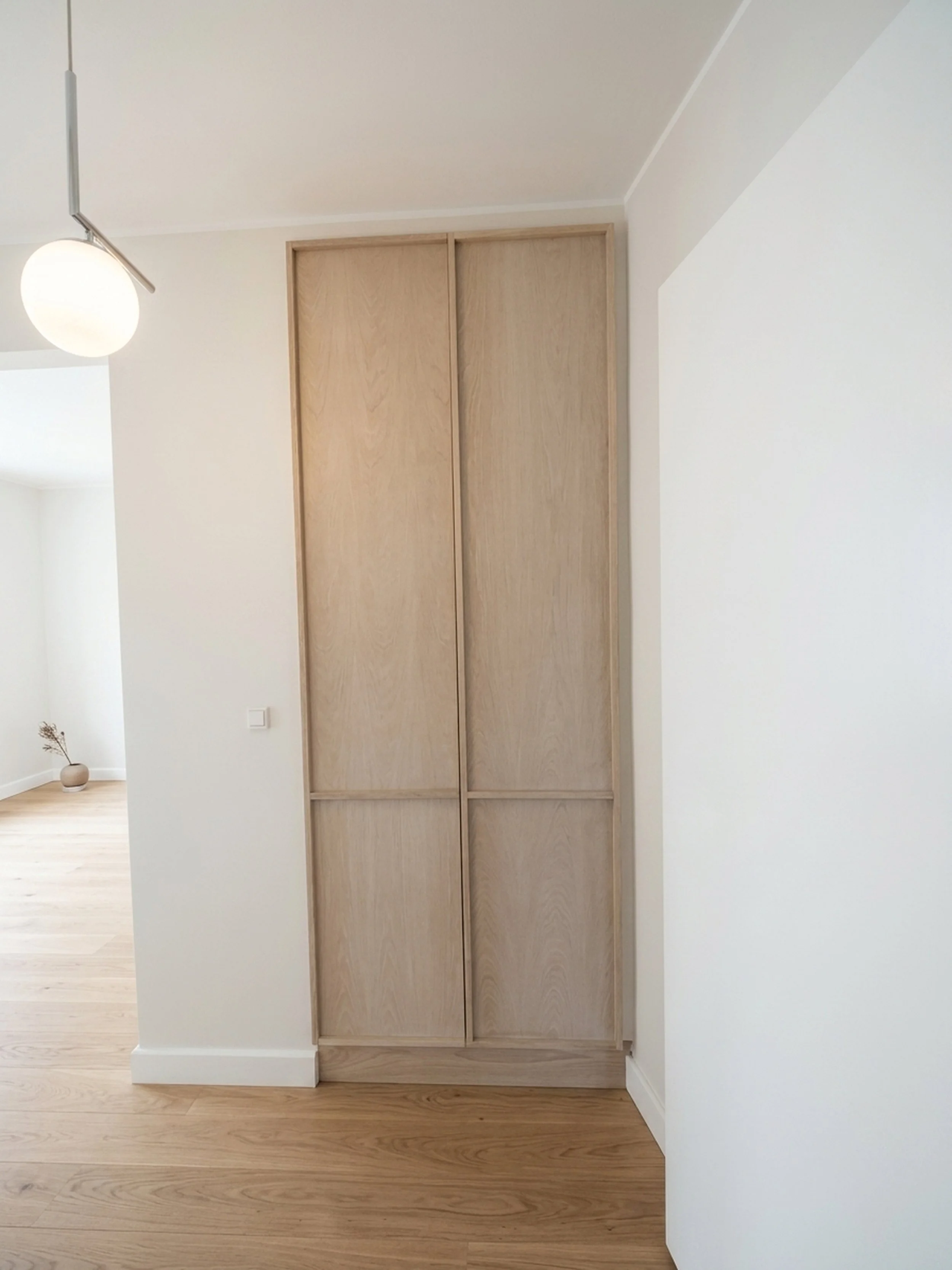 Entrégarderobe på mål med plads til overtøj og sko — Oakwood