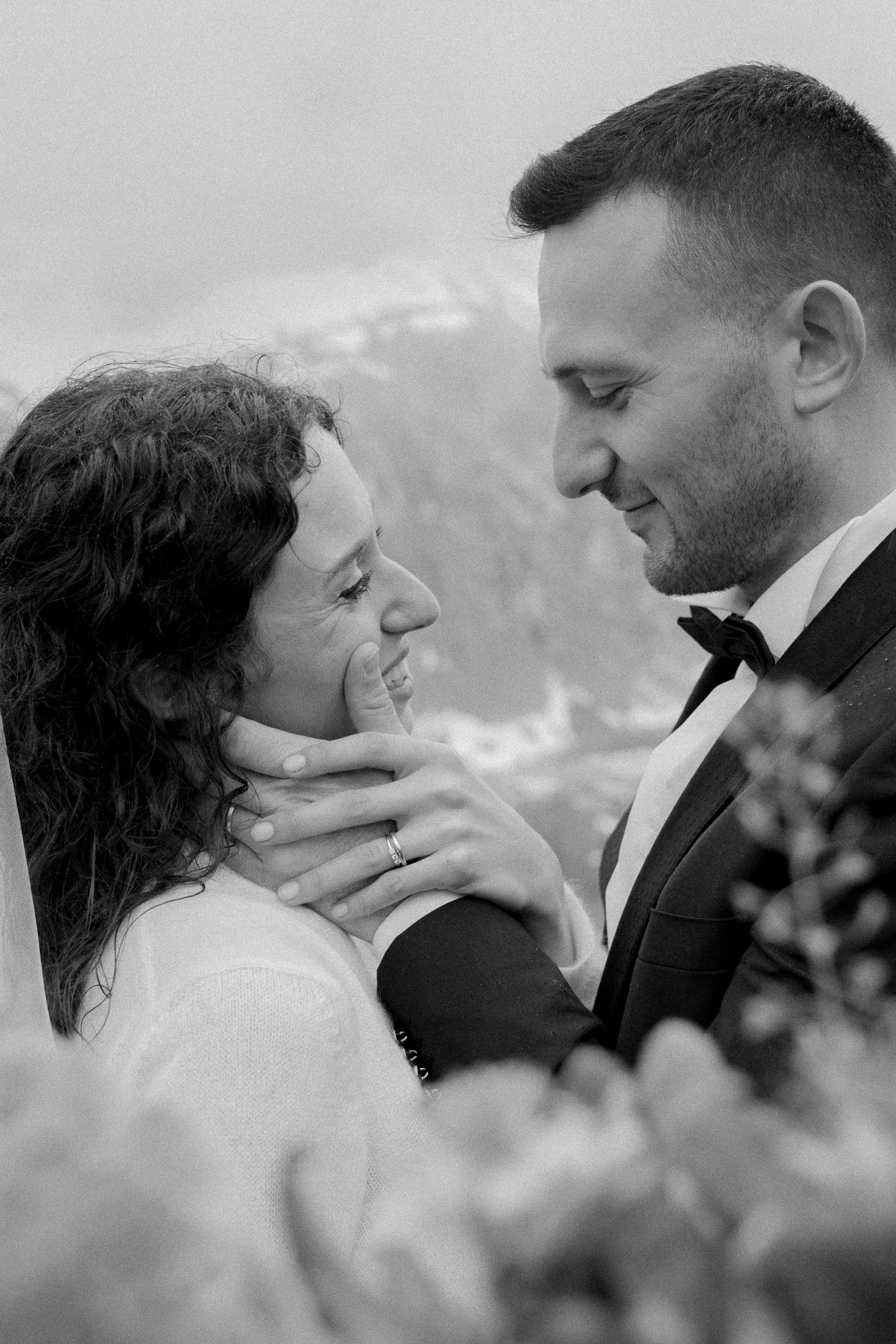 Et romantisk øyeblikk mellom et ektepar i bryllup, der de ser på hverandre med kjærlighet.