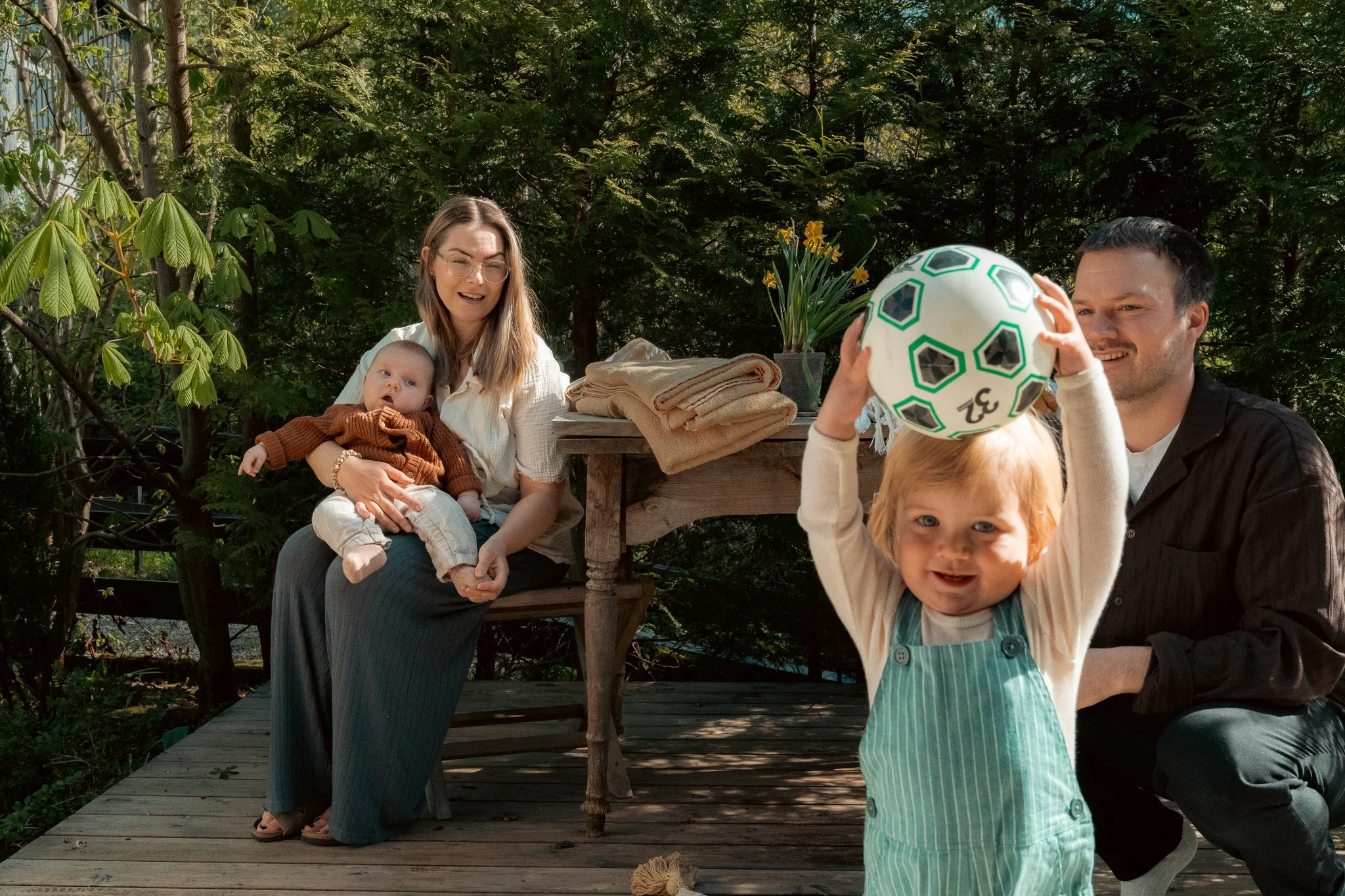 5 aktiviteter som gjør familiebilder mer naturlige (og helt uten tvungne smil!)
