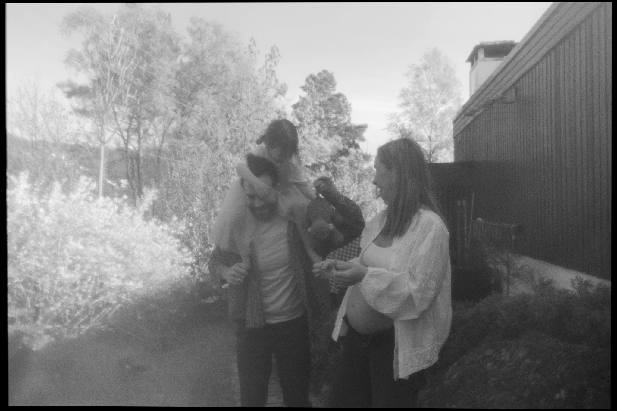 Hvorfor dokumentariske familiebilder aldri går av moten (og hvorfor de er mer verdifulle enn "perfekte" portretter)